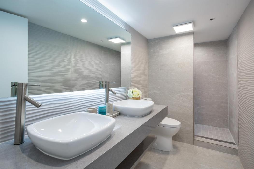 Executive Hotel Suite Downtown Free Parking photo 10
