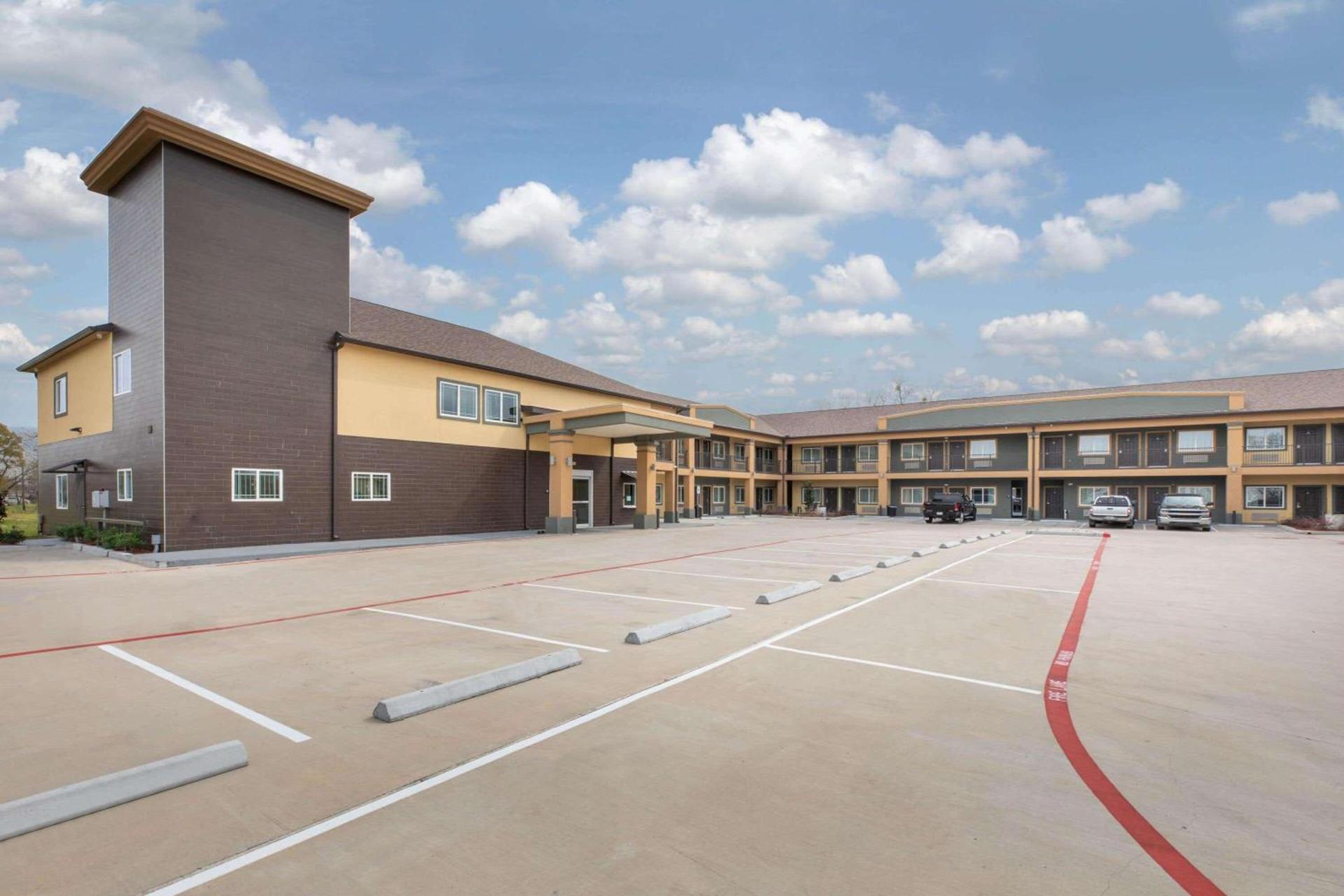 Days Inn & Suites by Wyndham La Porte — hotel in La Porte