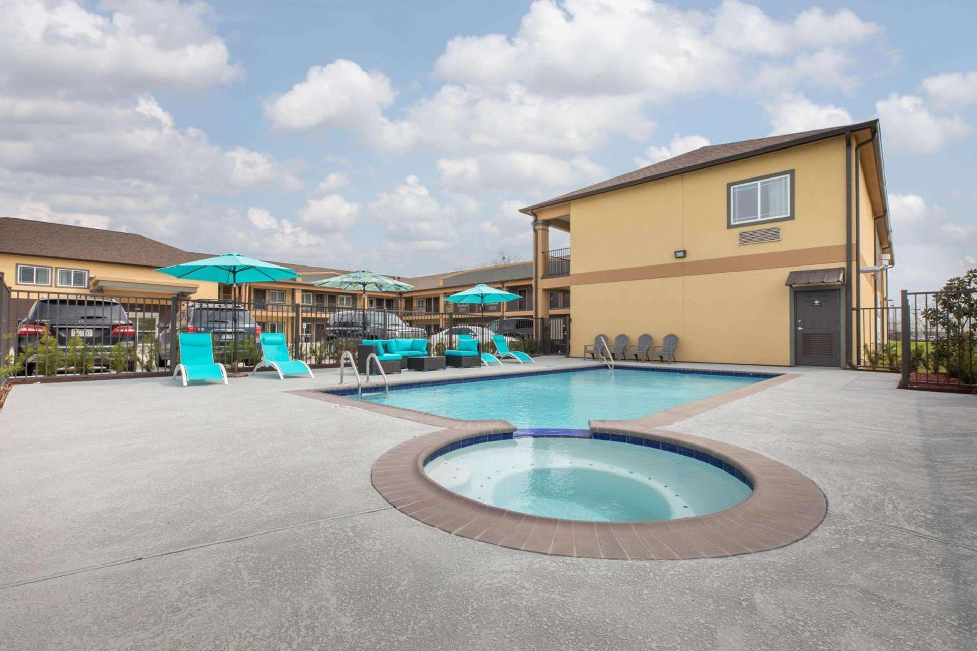 Days Inn & Suites by Wyndham La Porte photo 3