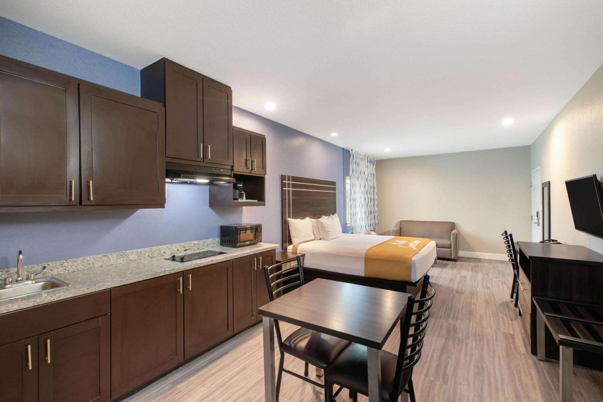 Days Inn & Suites by Wyndham La Porte photo 6