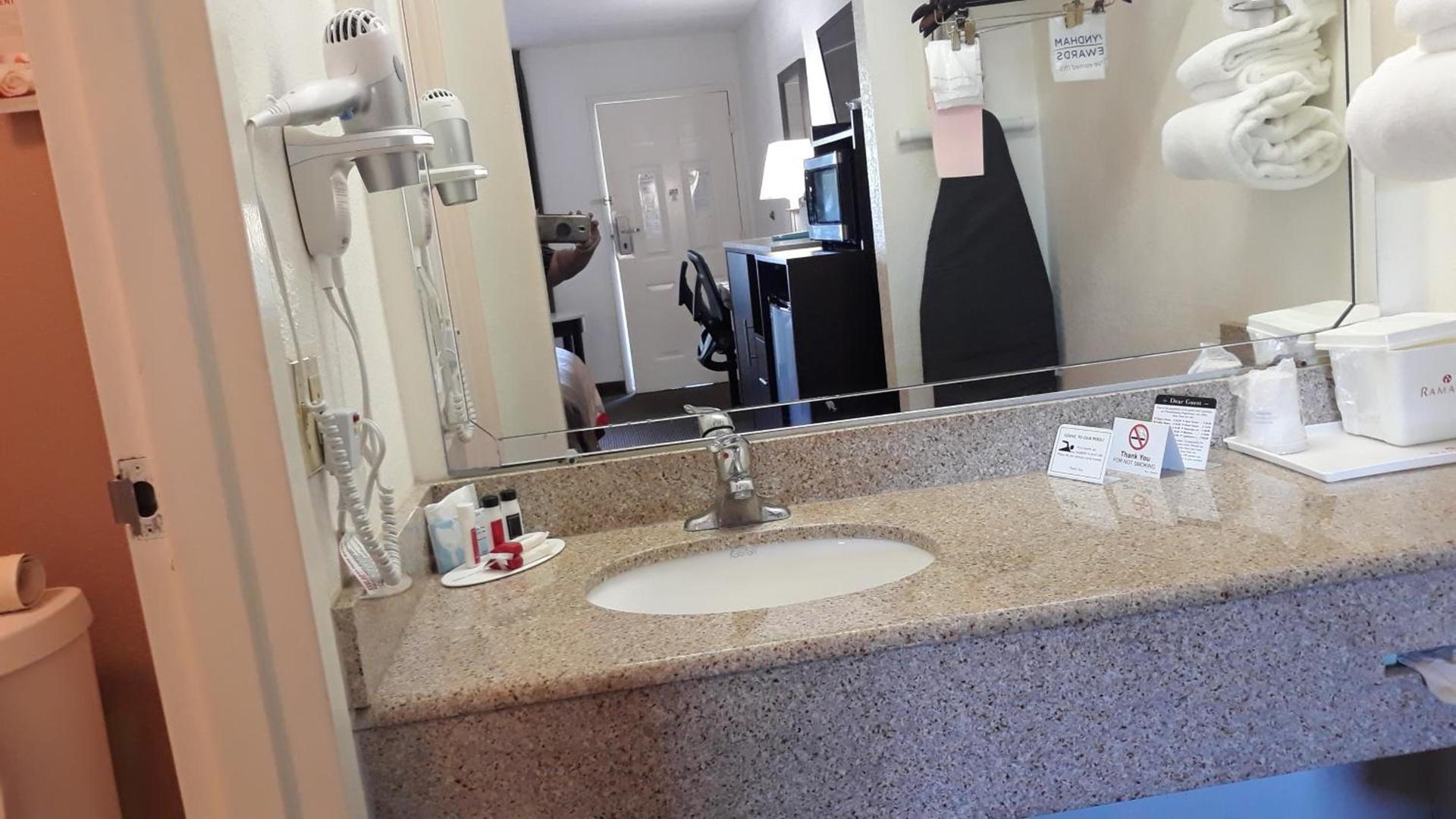 Ramada by Wyndham Temple Terrace/Tampa North photo 8