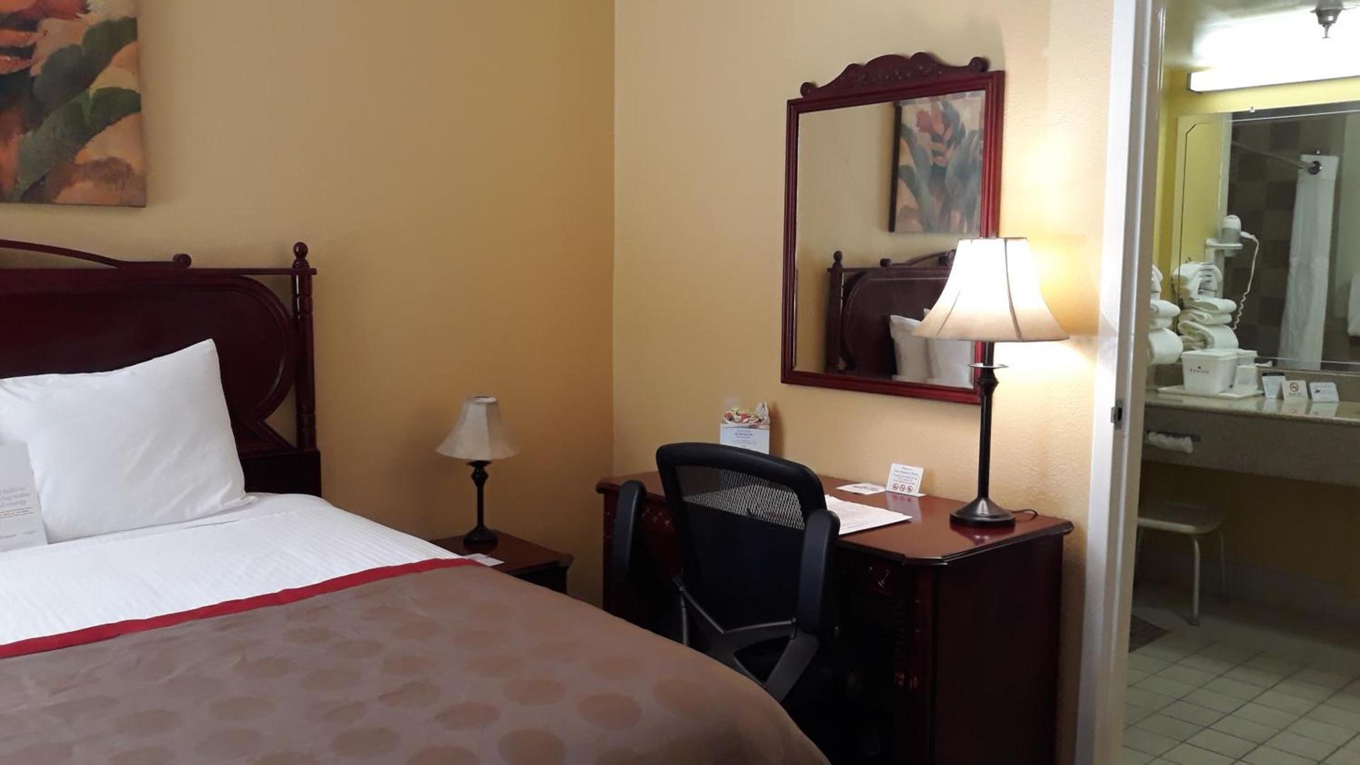 Ramada by Wyndham Temple Terrace/Tampa North photo 9