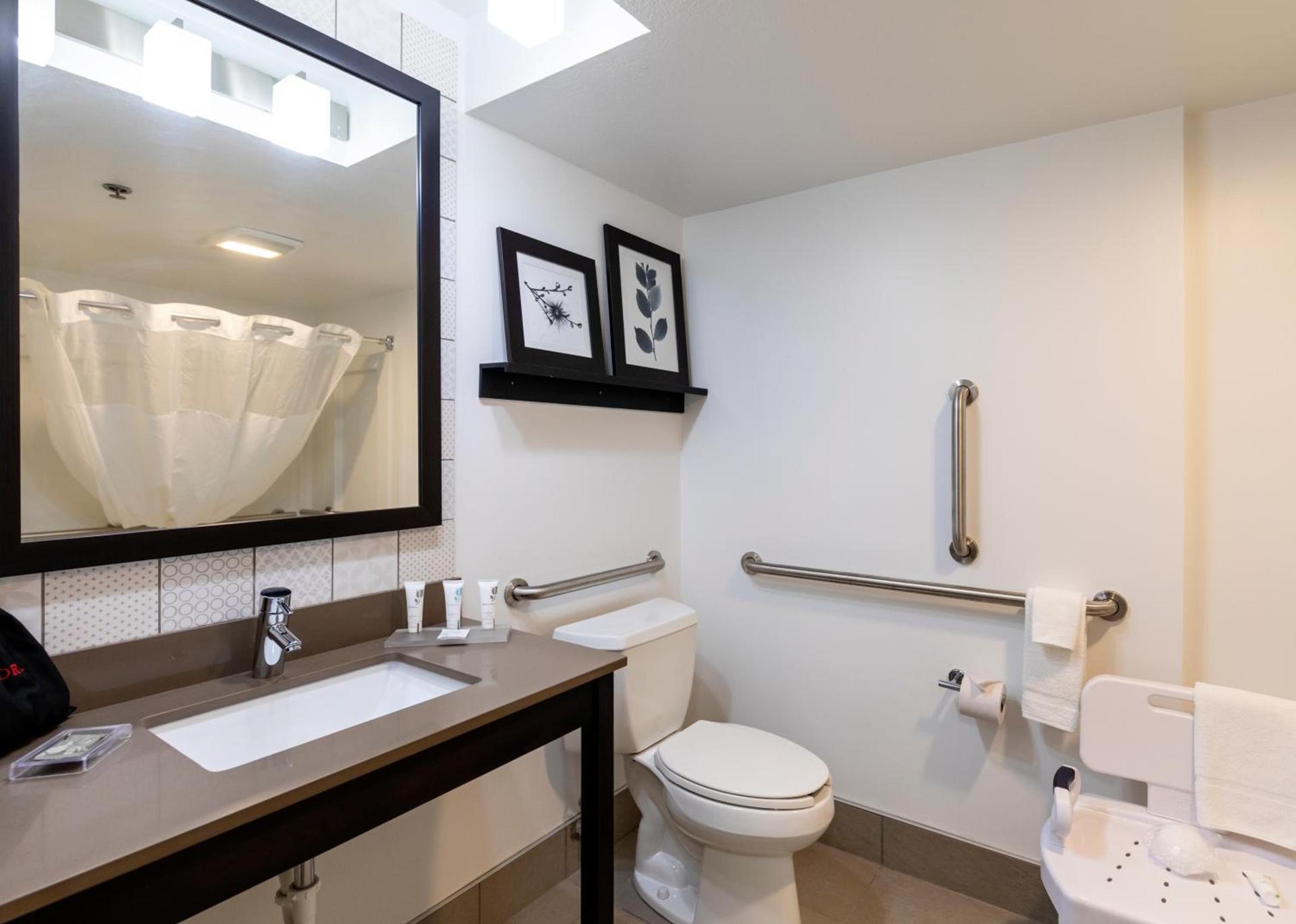 Country Inn & Suites by Radisson, Appleton Airport - Fox River Mall Area photo 17