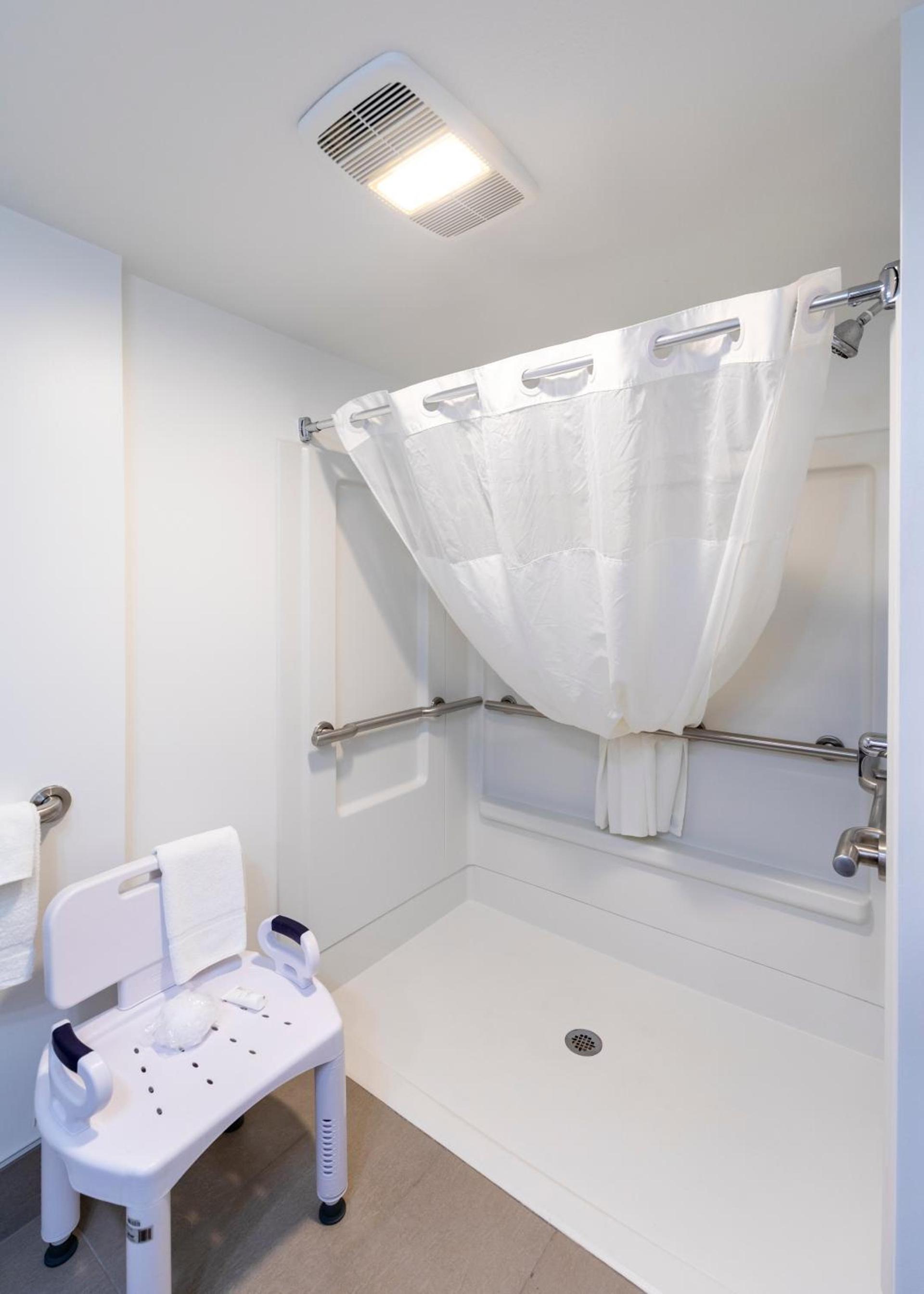 Country Inn & Suites by Radisson, Appleton Airport - Fox River Mall Area photo 22