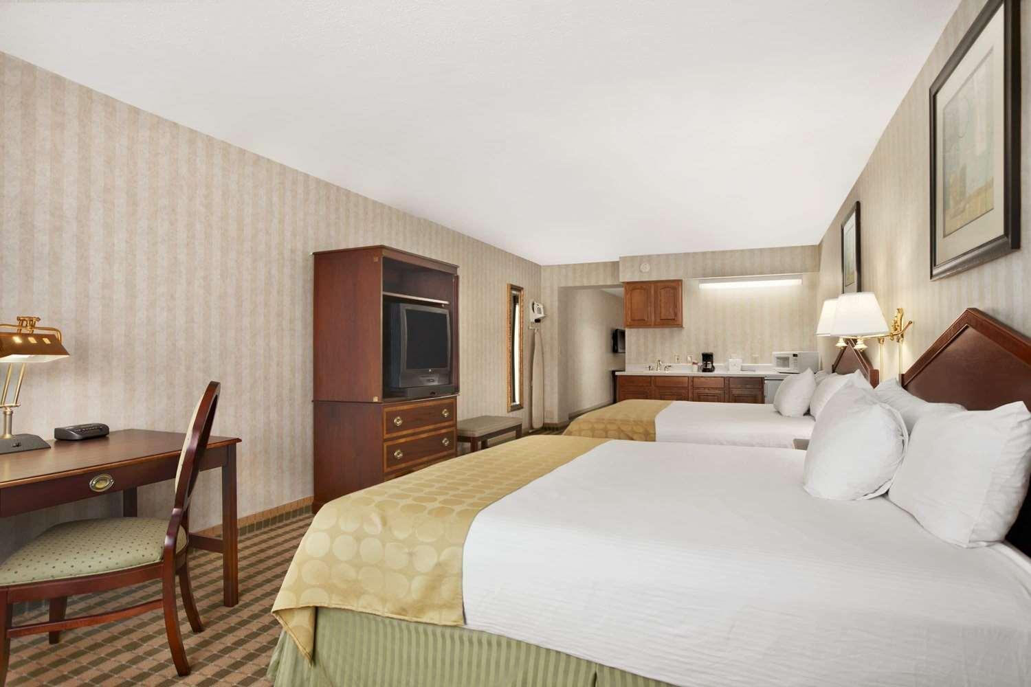 Ramada by Wyndham Saginaw Hotel & Suites photo 11