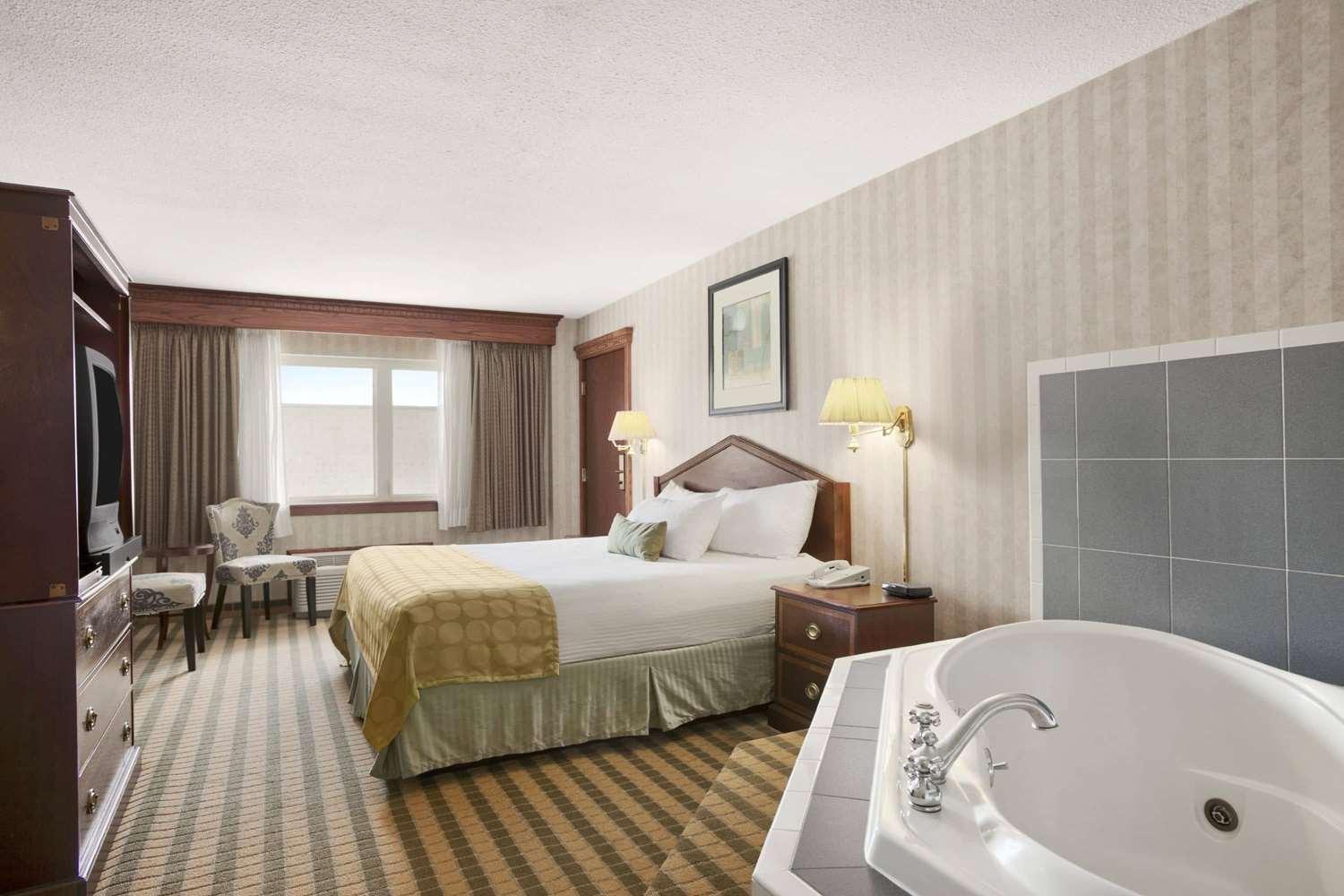 Ramada by Wyndham Saginaw Hotel & Suites photo 10