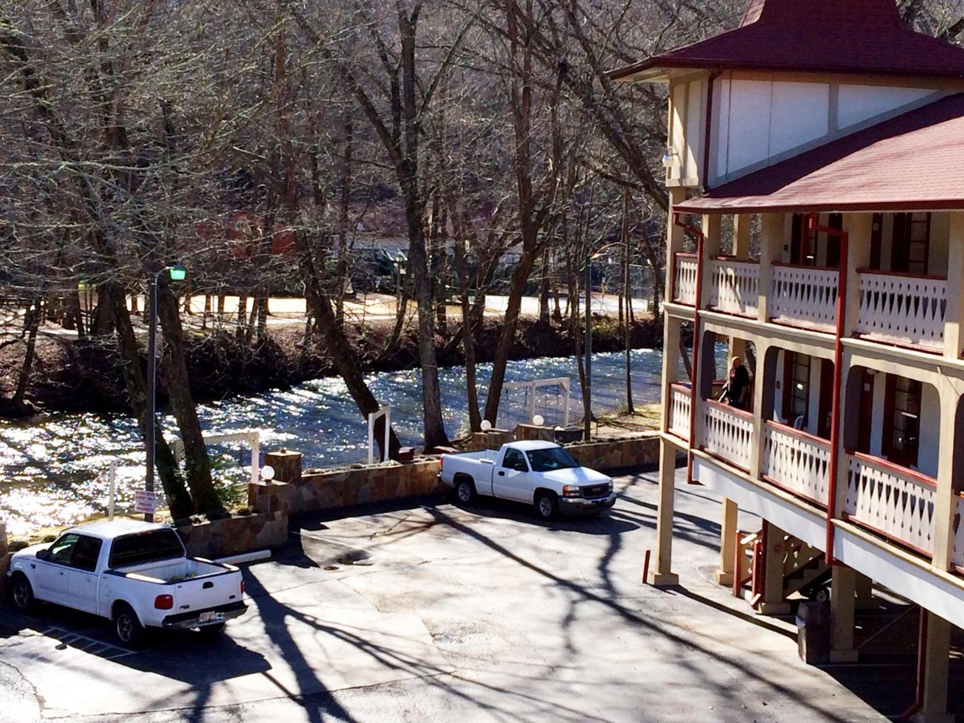 Riverbend Motel & Cabins photo 53
