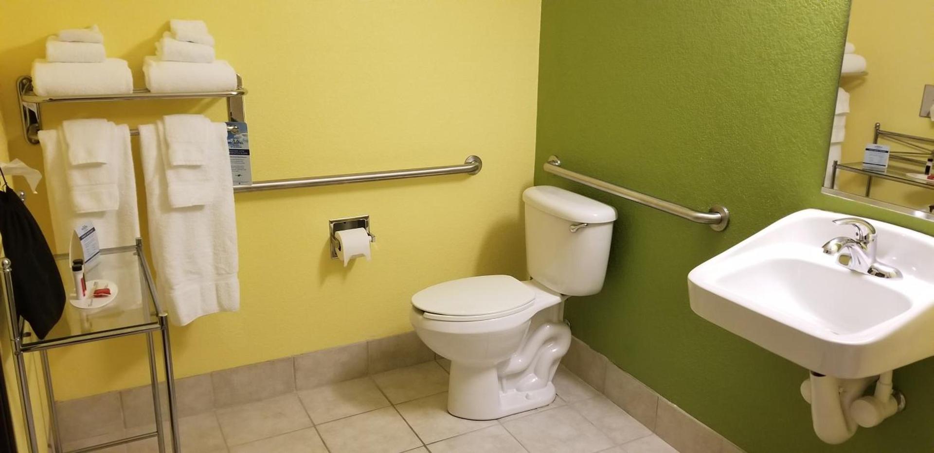 Microtel Inn & Suites by Wyndham Delphos photo 43