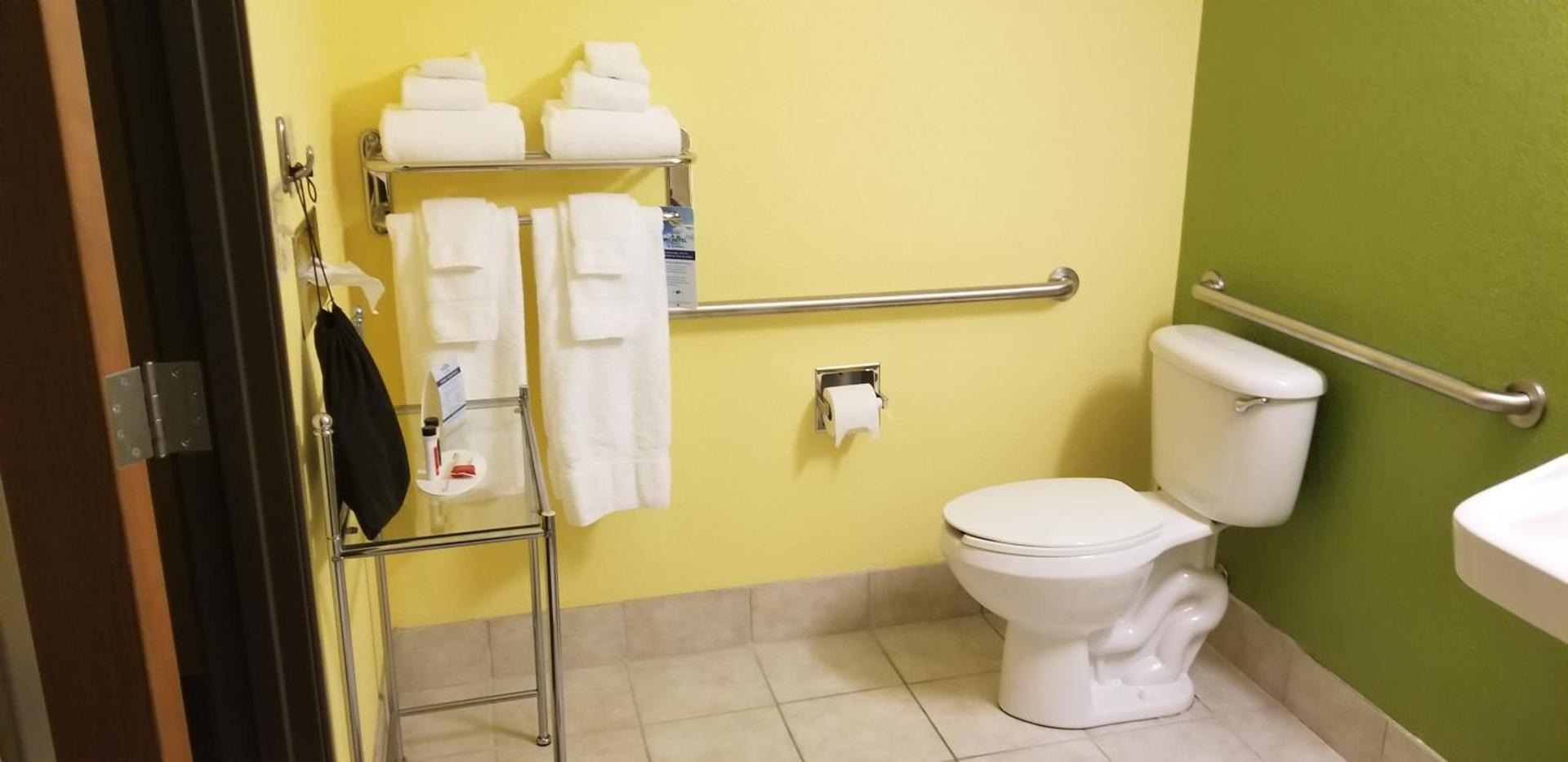 Microtel Inn & Suites by Wyndham Delphos photo 33