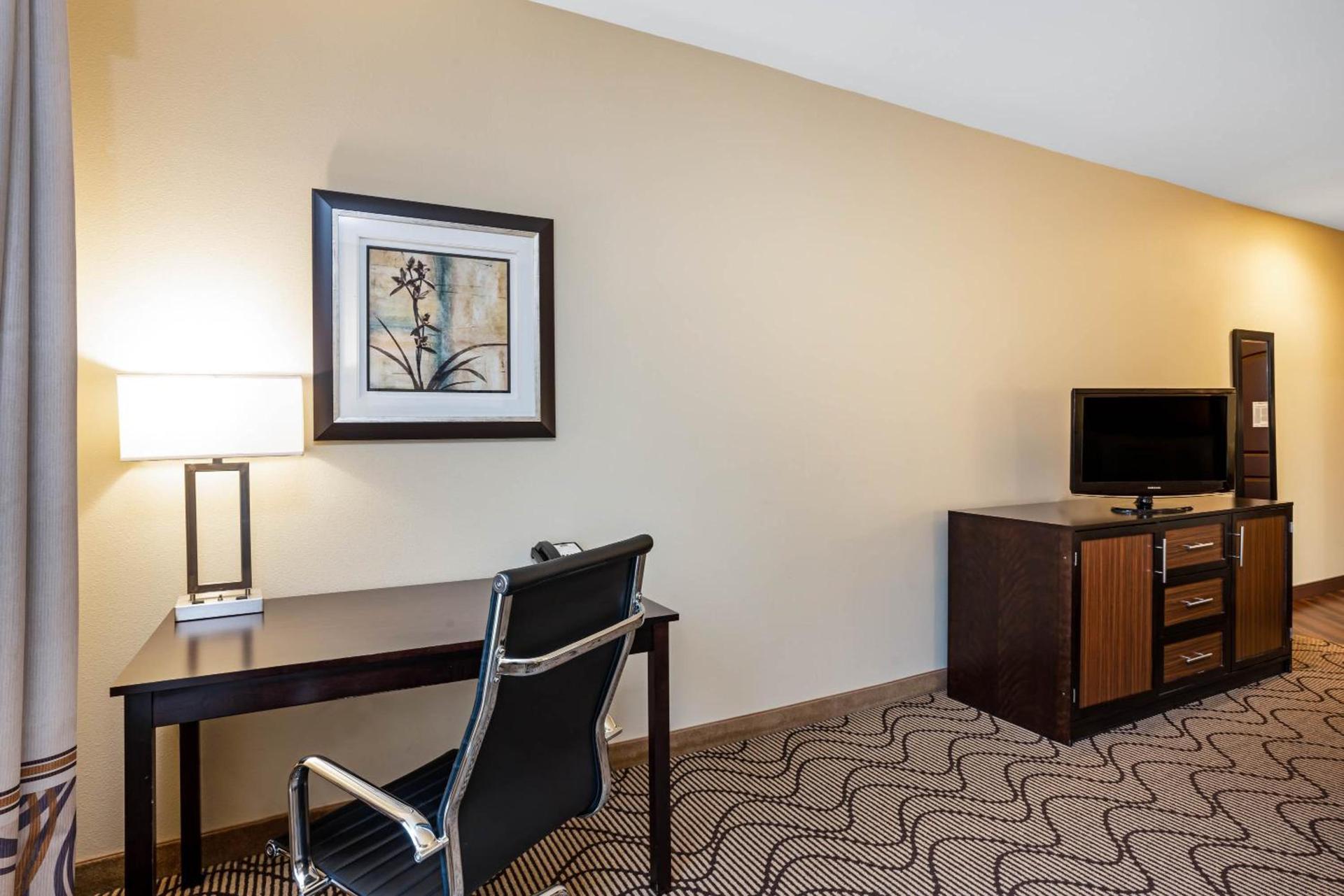 La Quinta by Wyndham Auburn photo 47