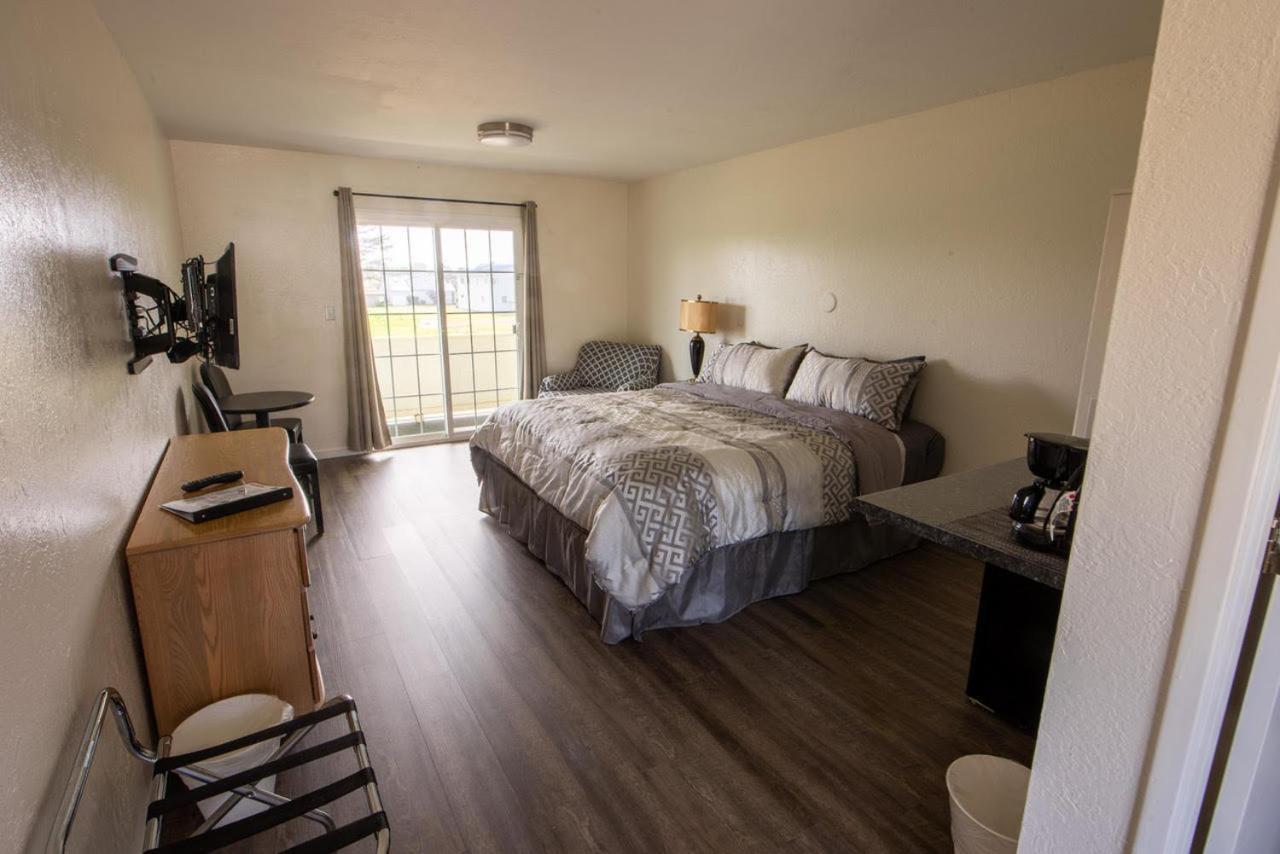 Pacific City Inn photo 16