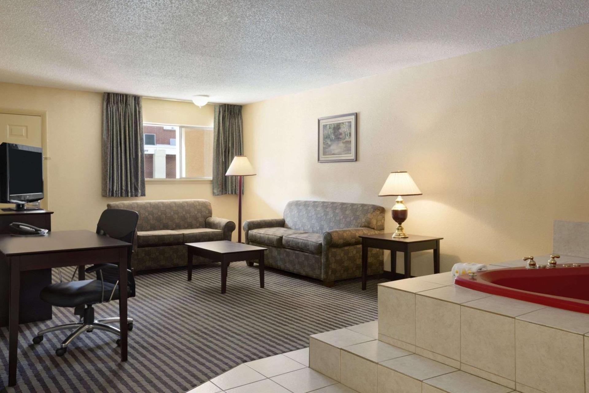 Days Inn by Wyndham Lawton photo 48
