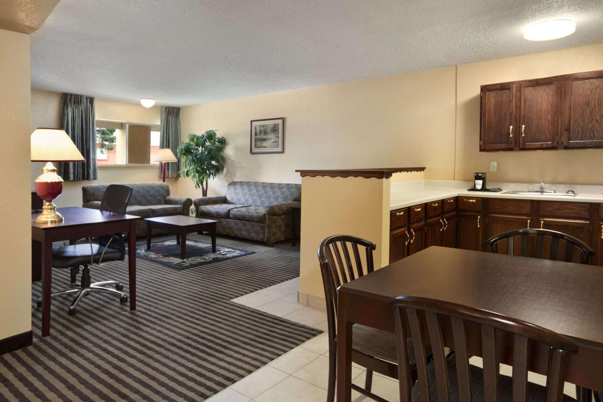Days Inn by Wyndham Lawton photo 47