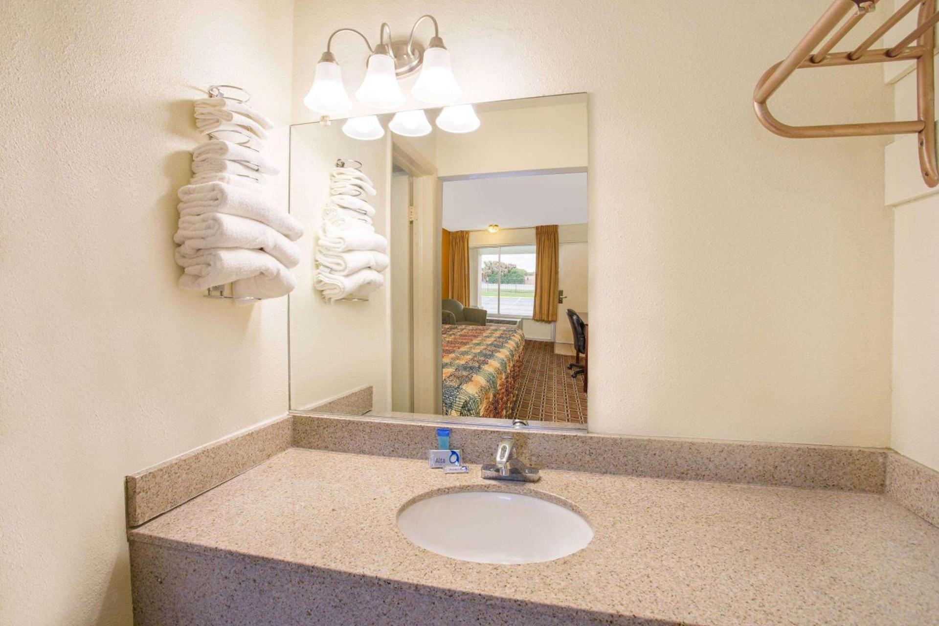 Days Inn by Wyndham Chester photo 12