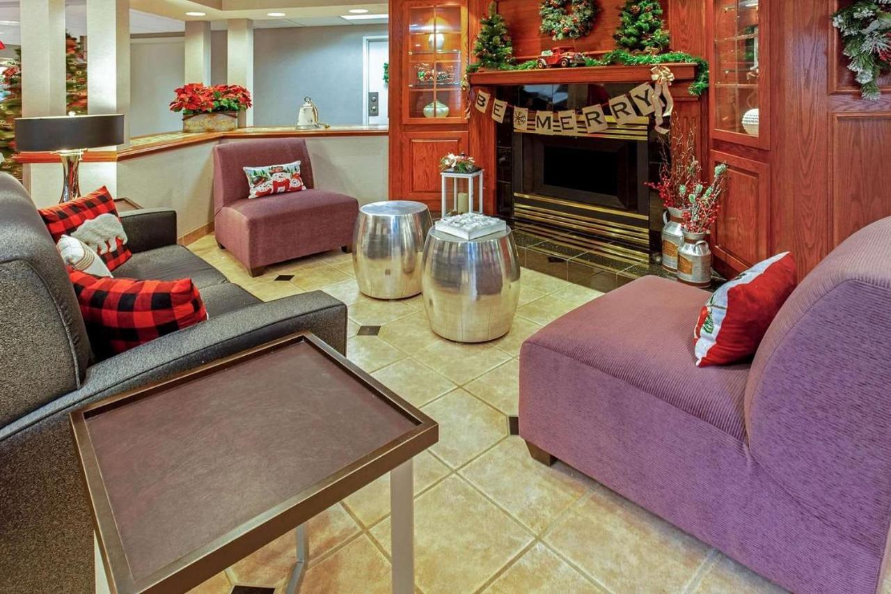 La Quinta by Wyndham Milwaukee Delafield photo 7