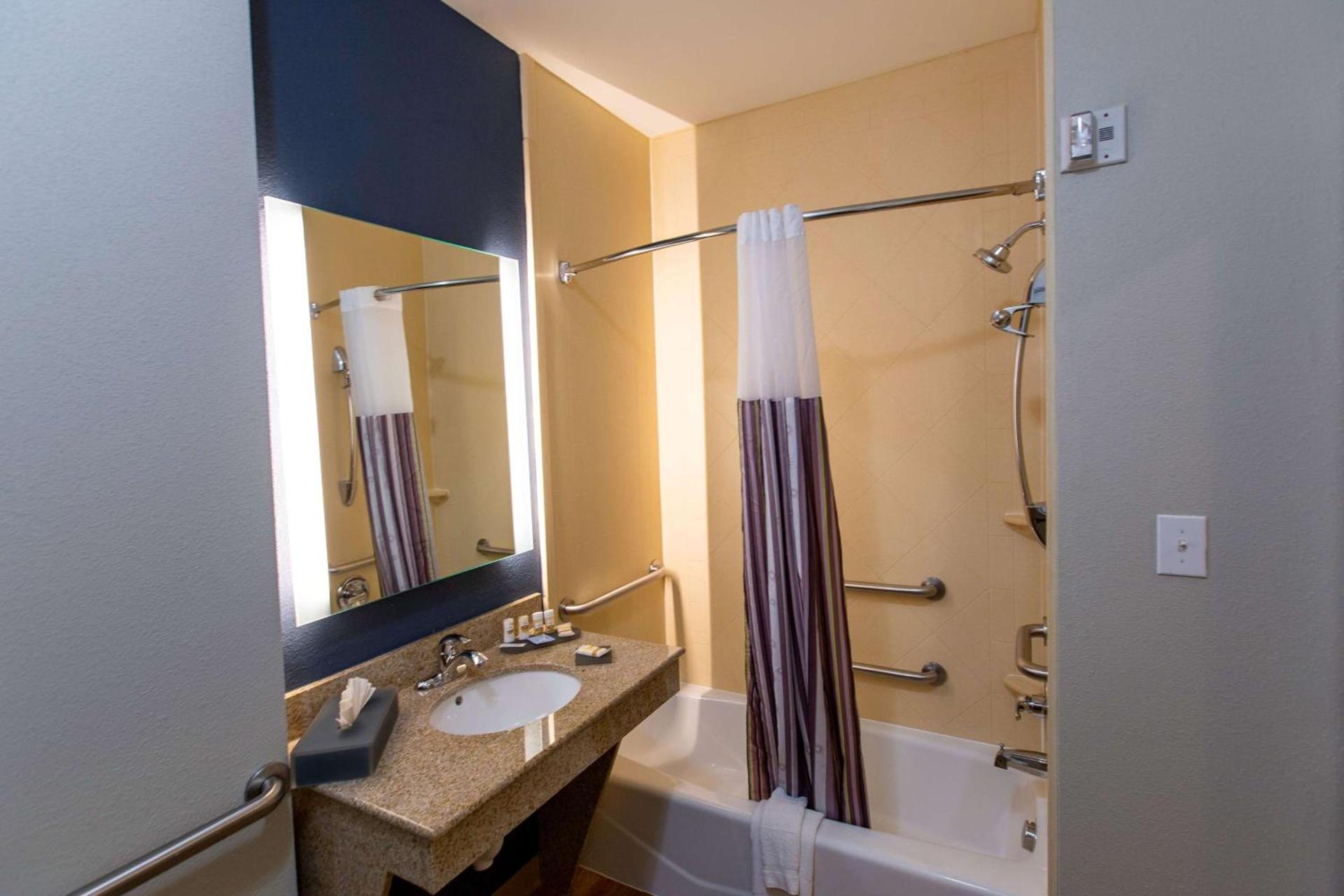 La Quinta by Wyndham Houston East at Normandy photo 65