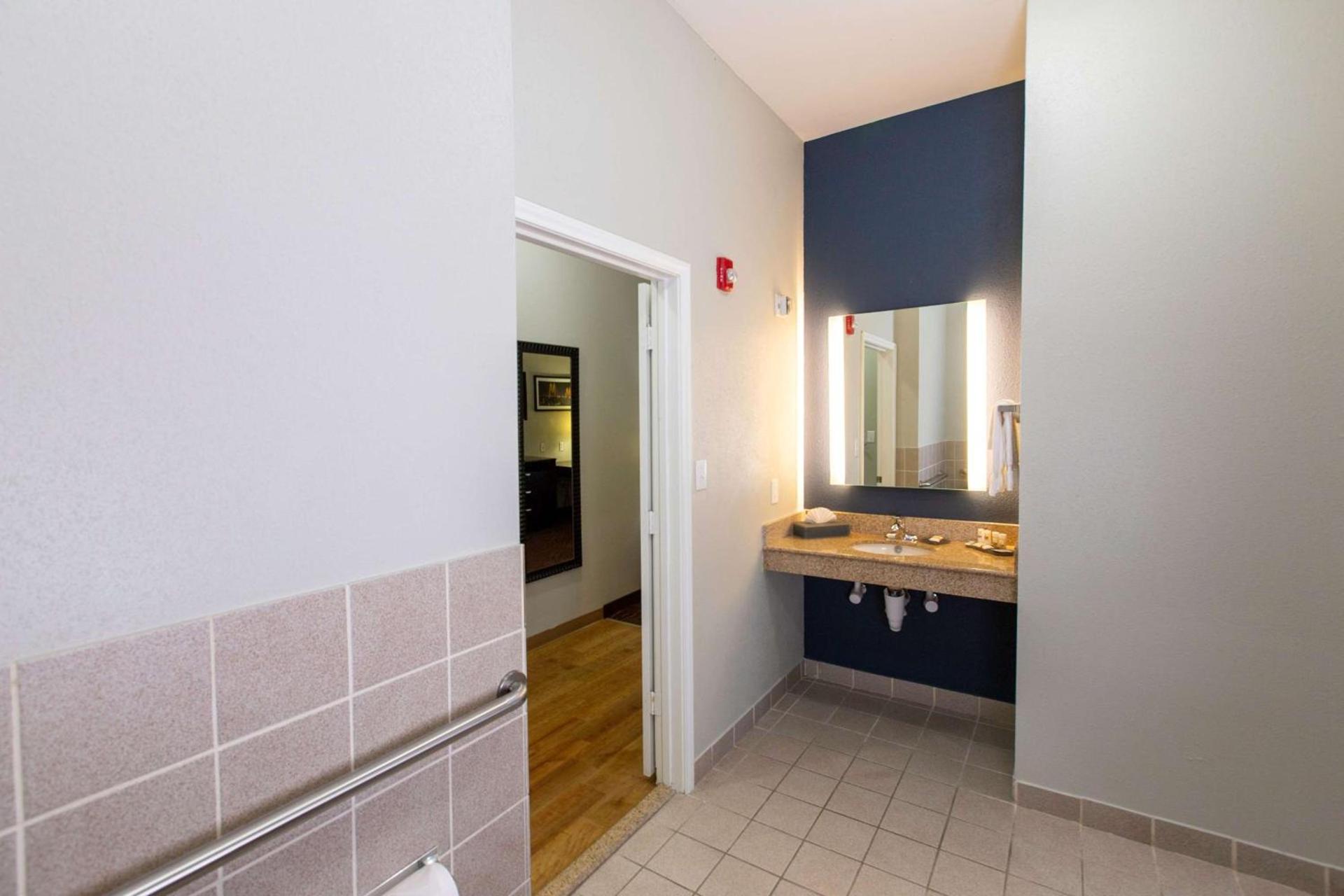 La Quinta by Wyndham Houston East at Normandy photo 73