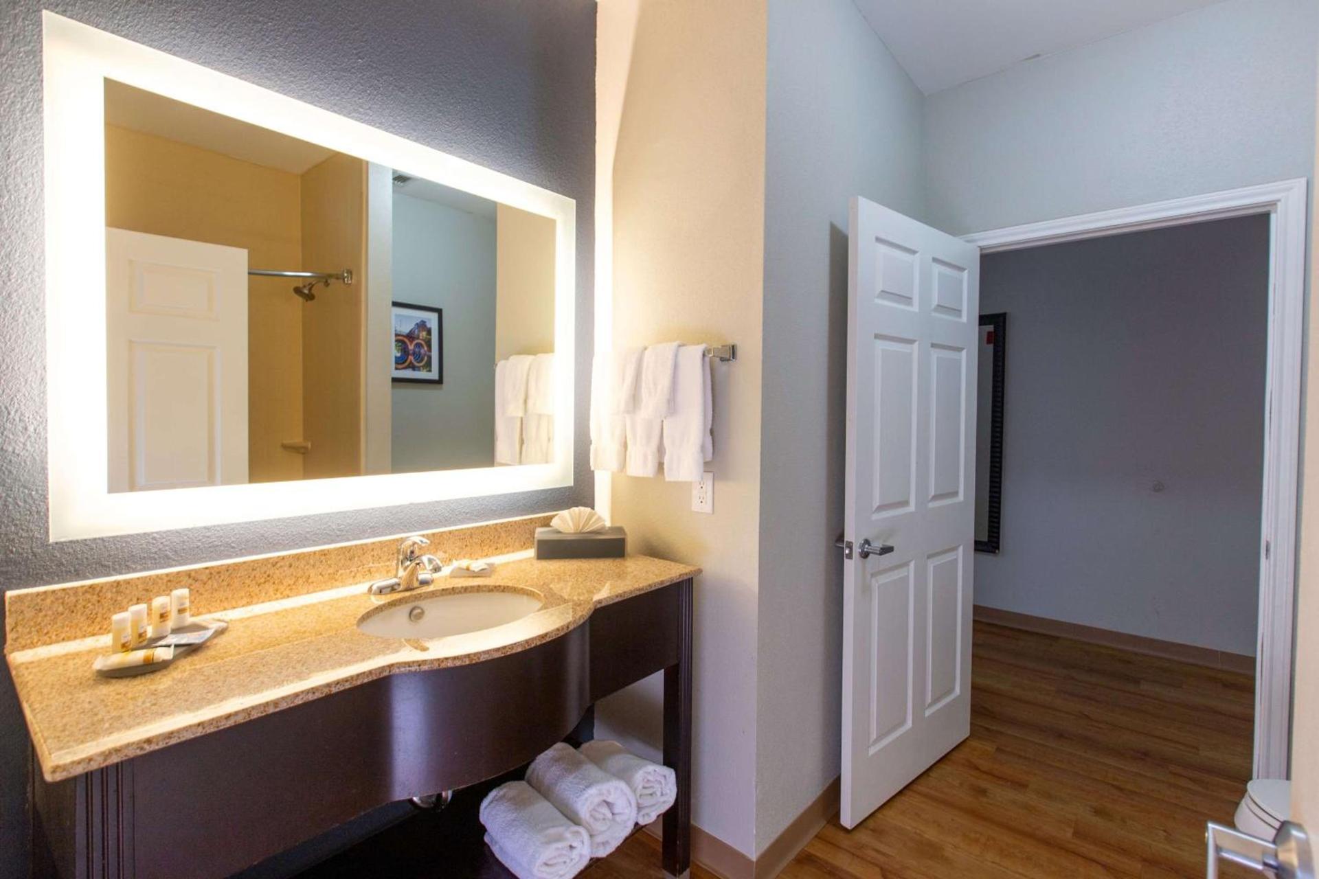 La Quinta by Wyndham Houston East at Normandy photo 75