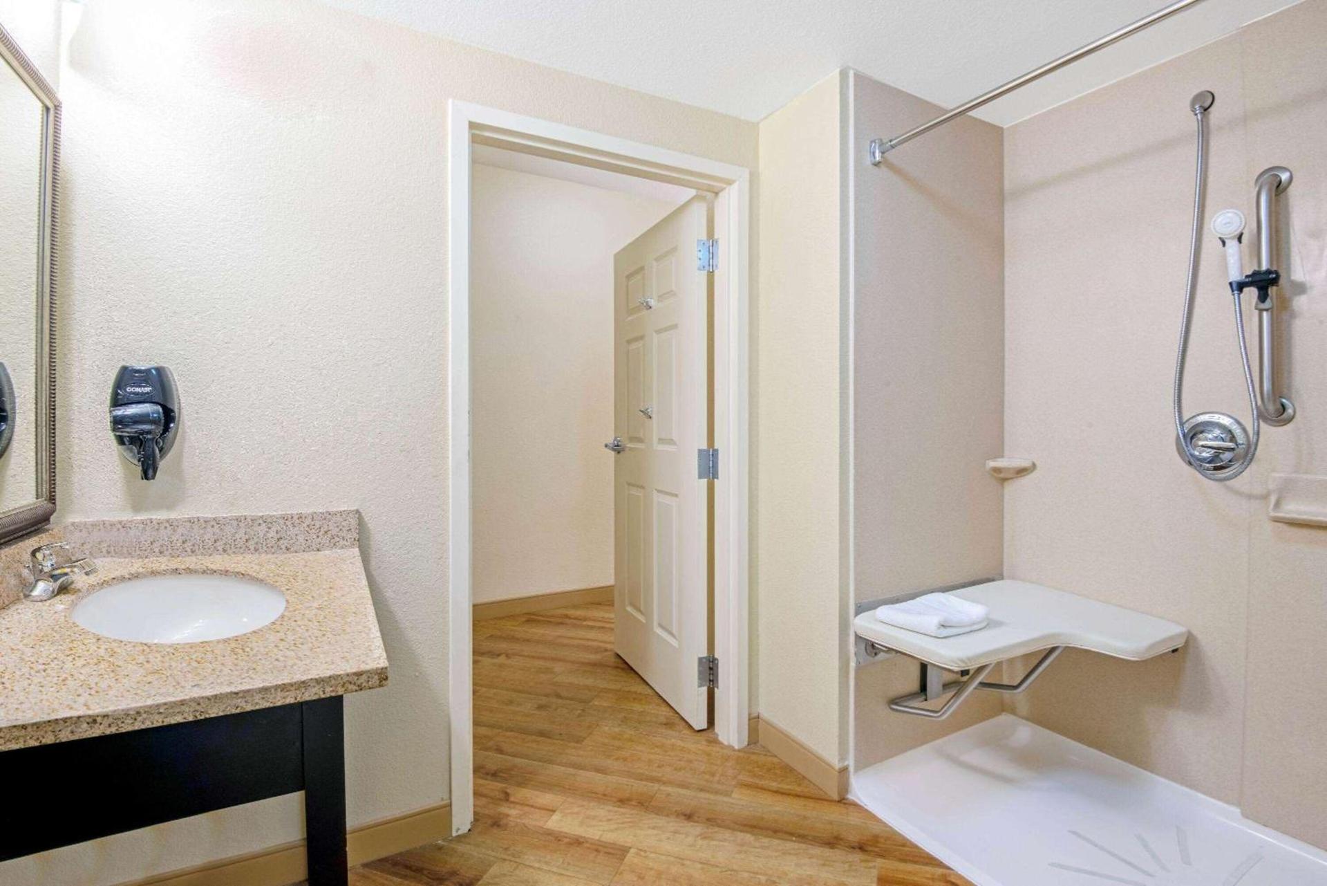 La Quinta by Wyndham Lawton / Fort Sill photo 12