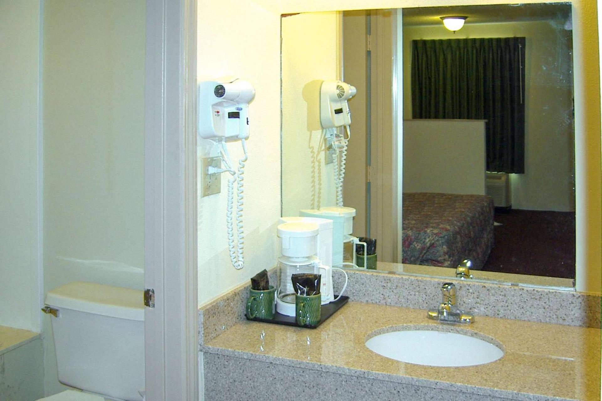 Travelers Inn & Suites photo 16