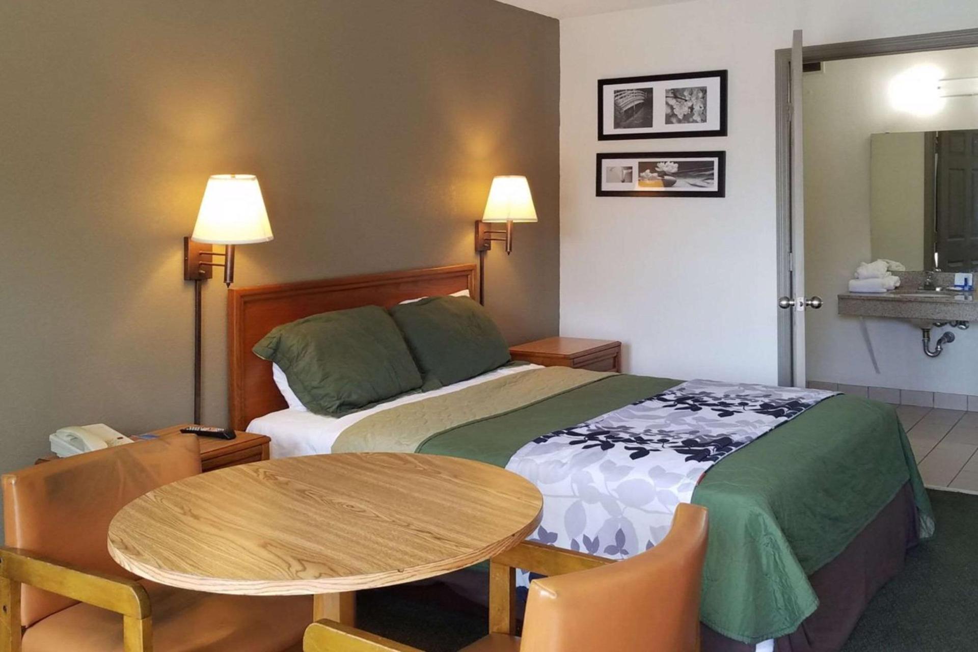 Travelers Inn & Suites photo 17