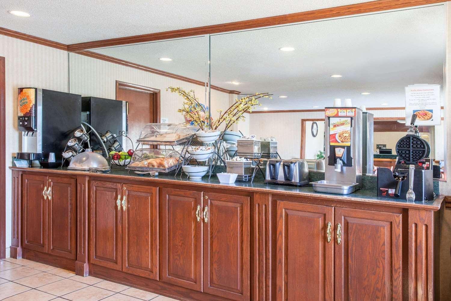 Baymont by Wyndham Detroit/Roseville photo 15
