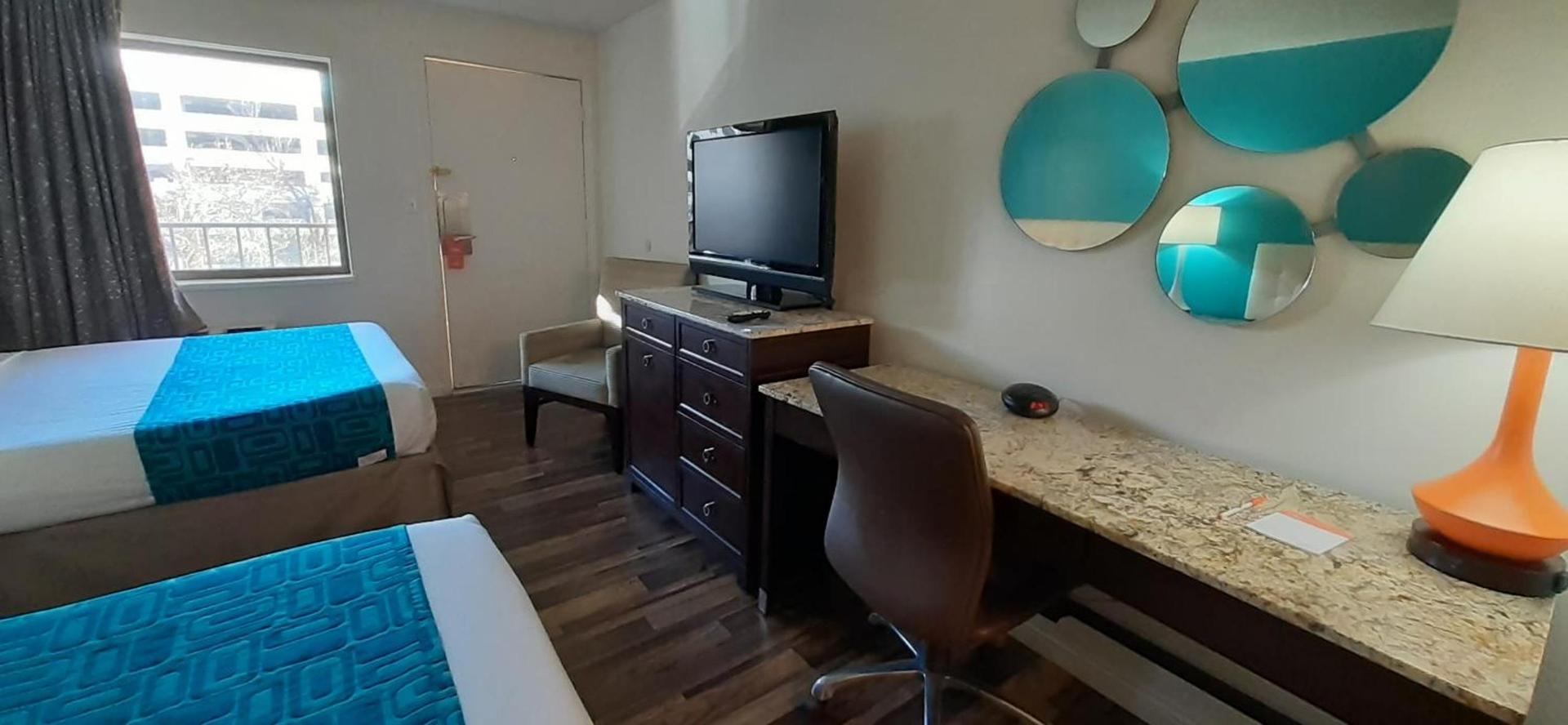 Howard Johnson by Wyndham Downtown Reno photo 7