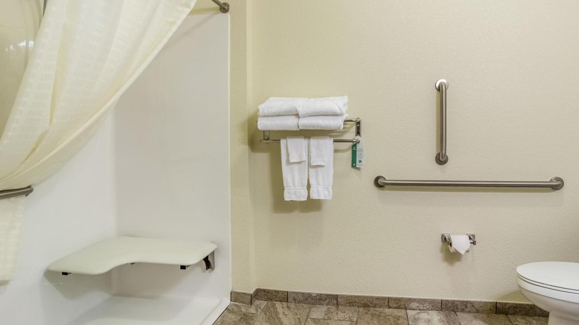 Cobblestone Hotel & Suites - Newport photo 2