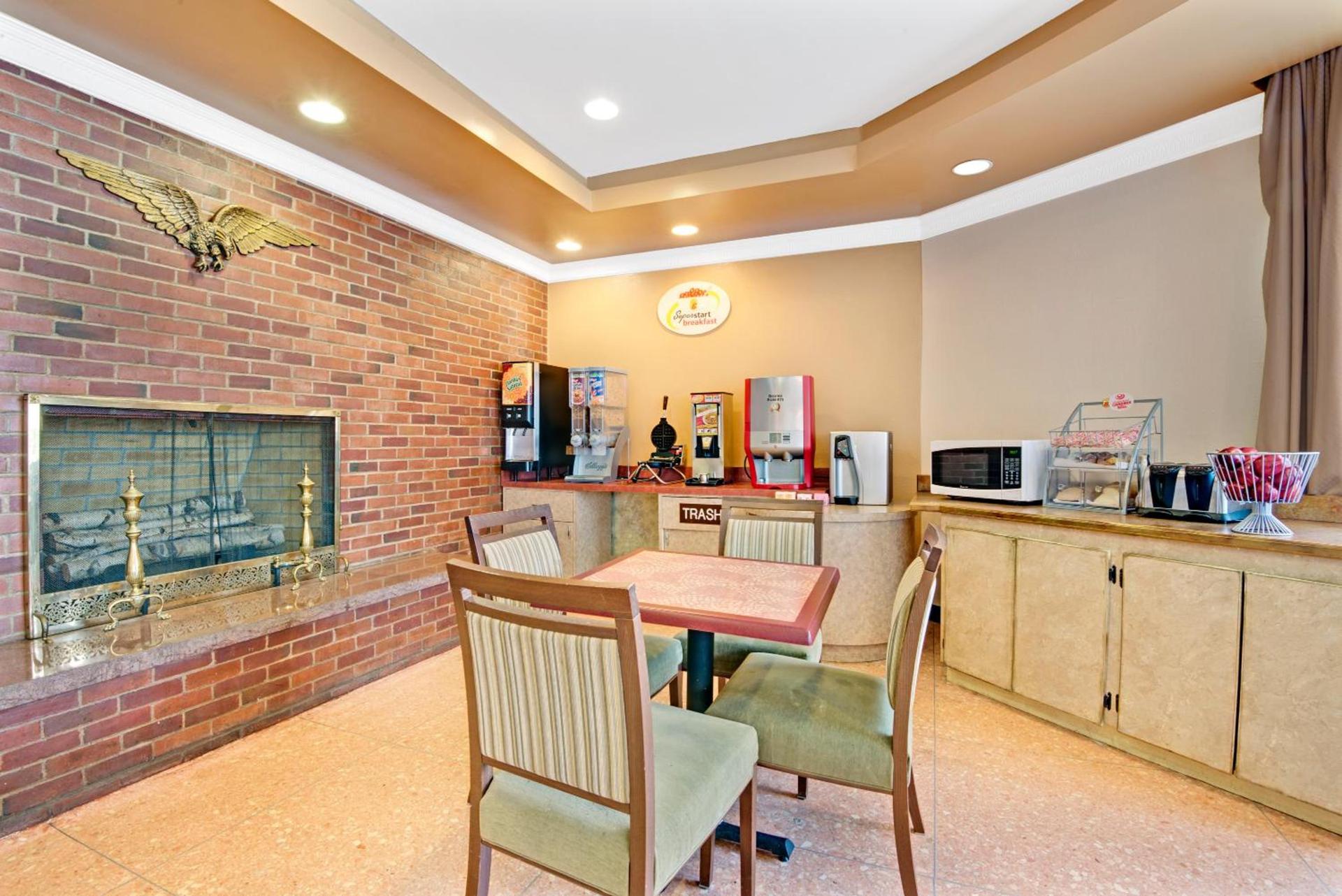 Super 8 by Wyndham Milford/New Haven photo 8
