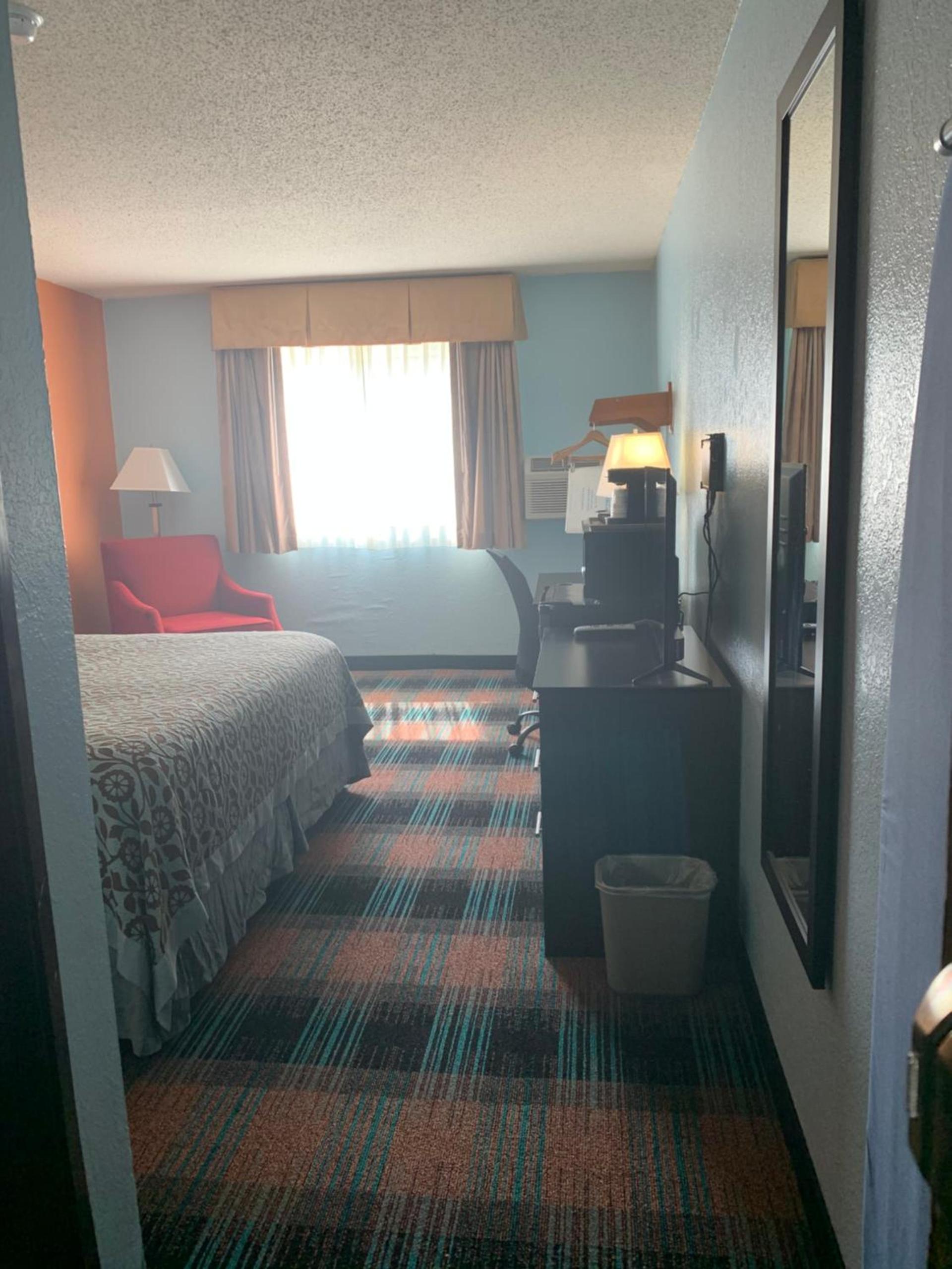 Days Inn by Wyndham Greenwood SC photo 15