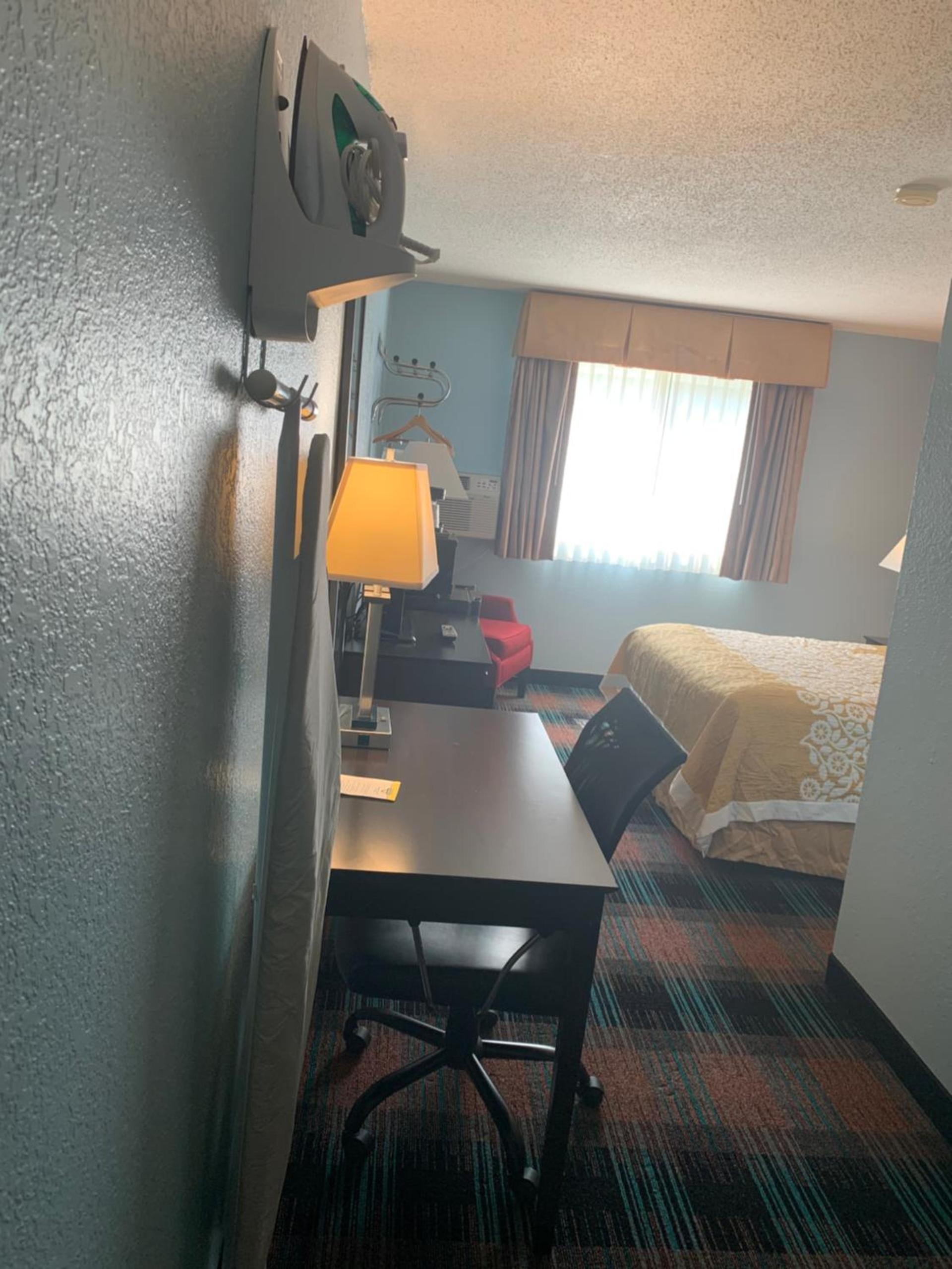 Days Inn by Wyndham Greenwood SC photo 9