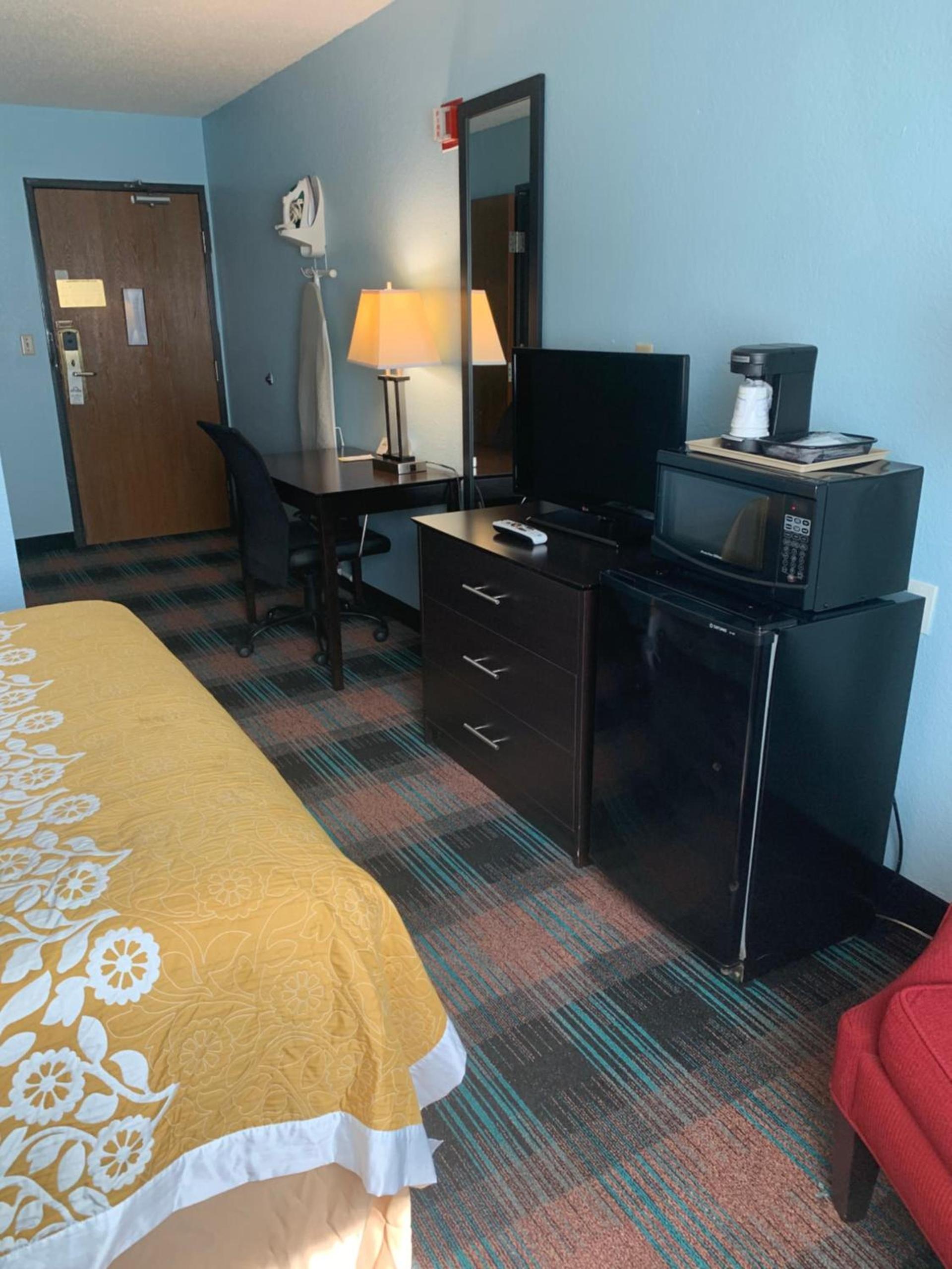 Days Inn by Wyndham Greenwood SC photo 10