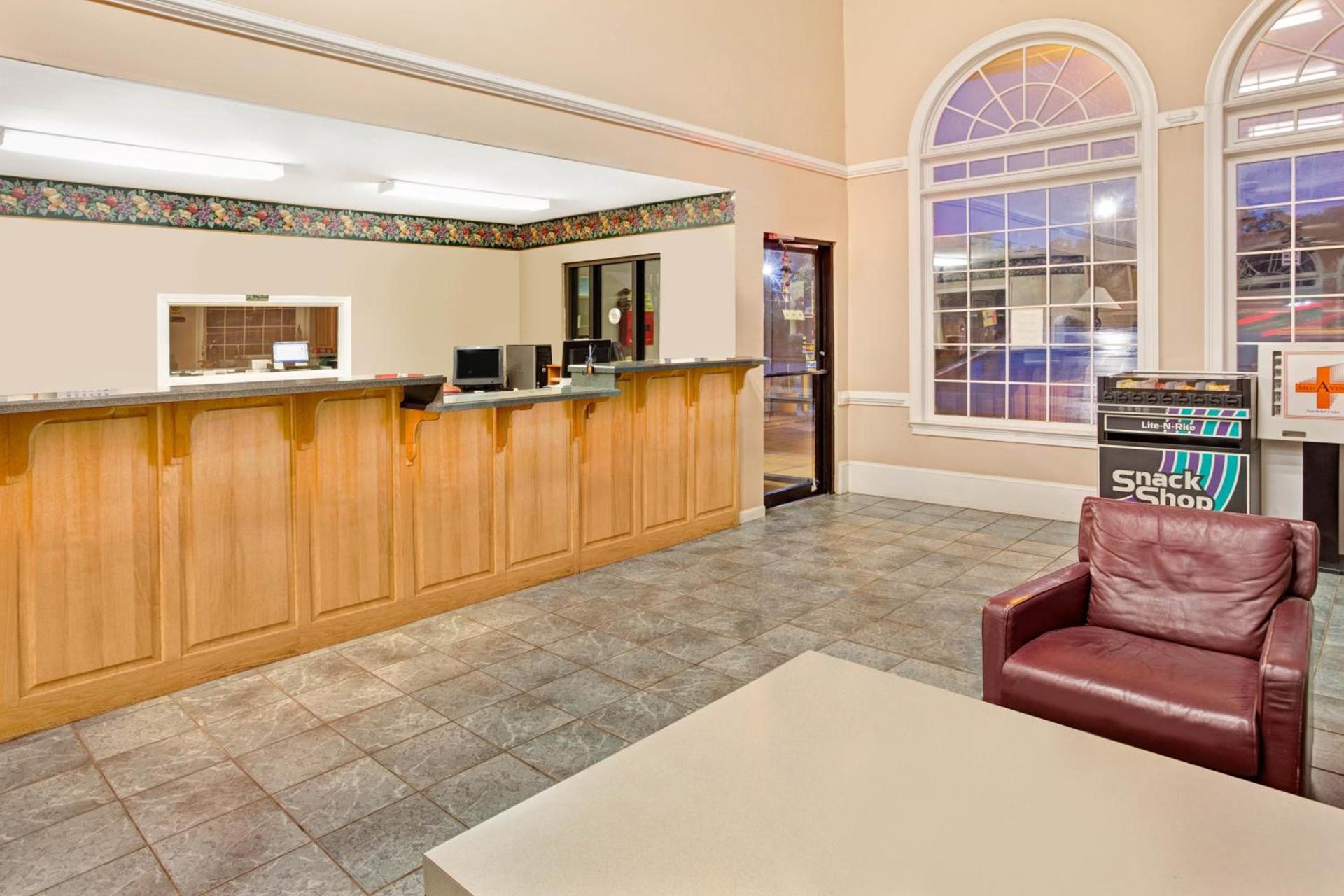 Super 8 by Wyndham Marietta/West/Atl Area photo 17