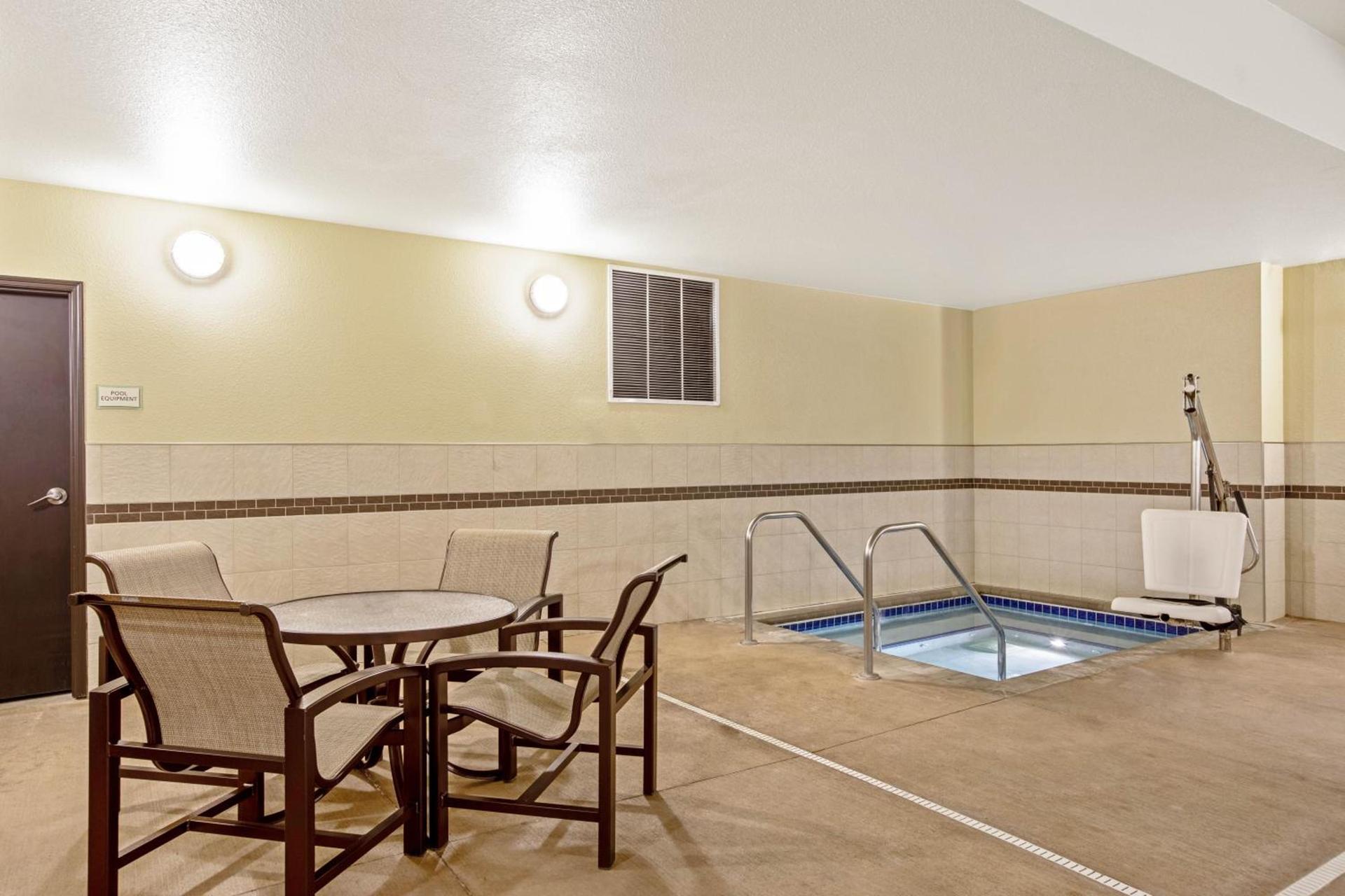 La Quinta by Wyndham Gillette photo 43