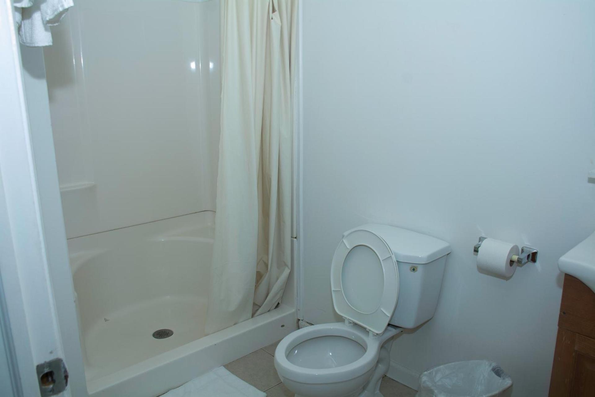 At 9 Motel Near Freehold I-195 photo 15