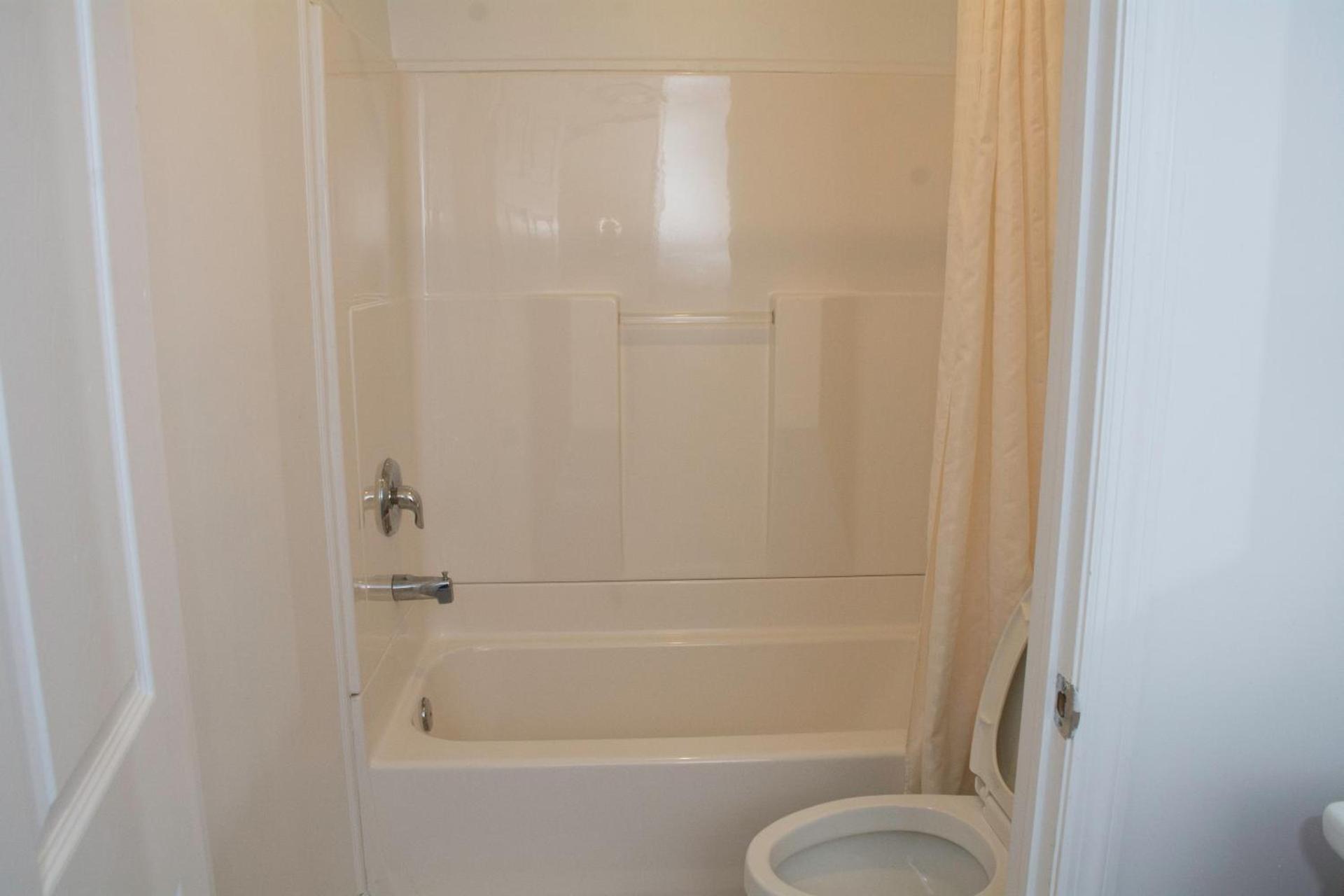 At 9 Motel Near Freehold I-195 photo 35