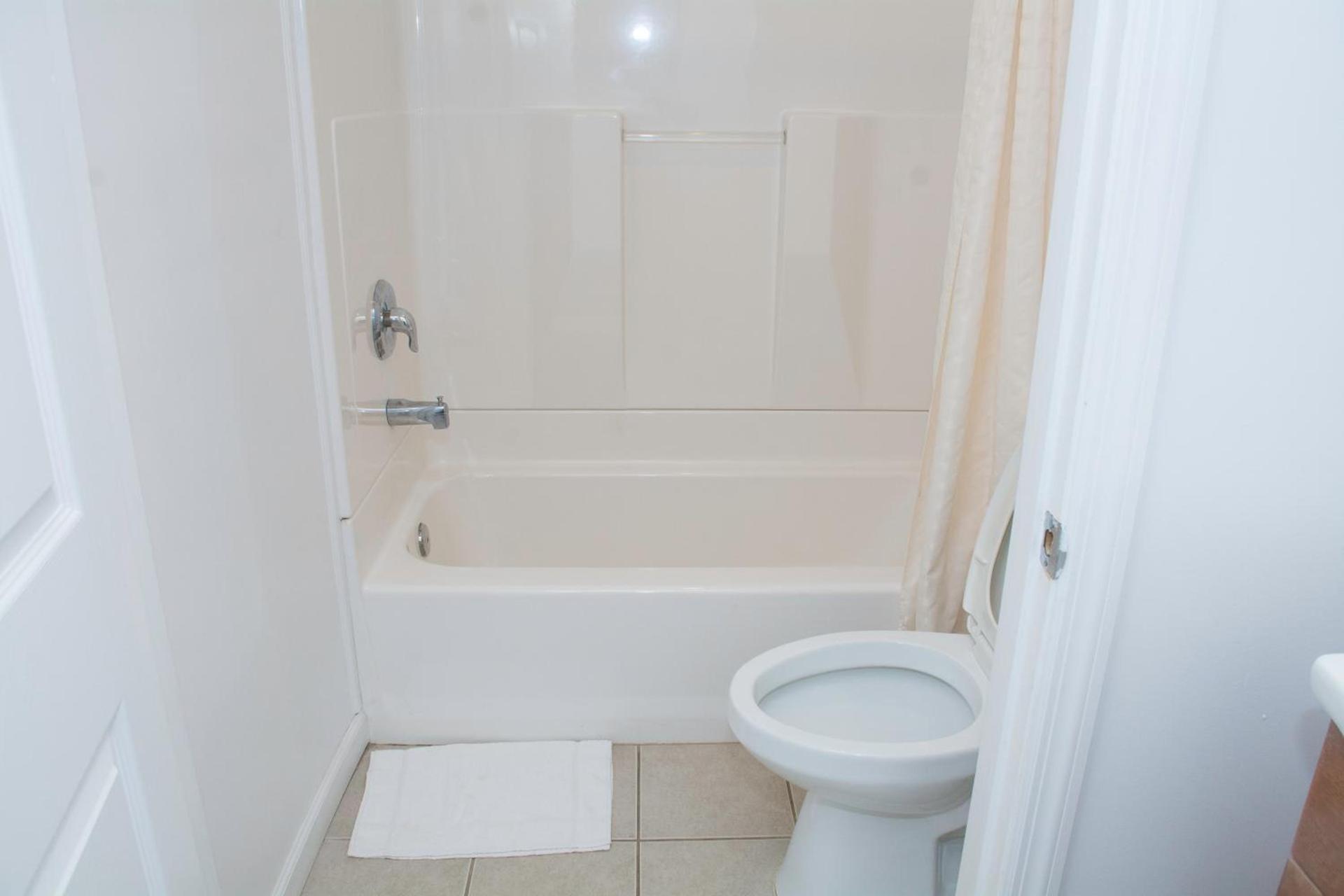 At 9 Motel Near Freehold I-195 photo 36
