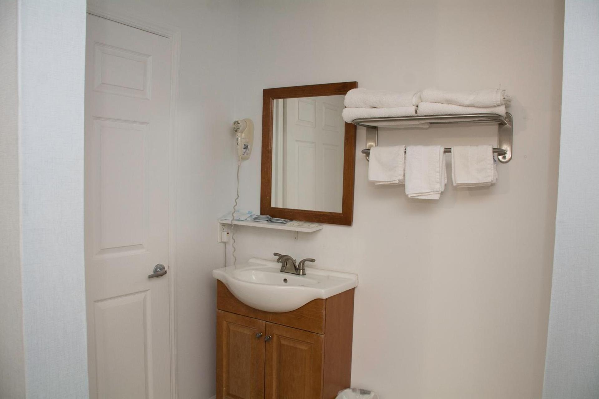 At 9 Motel Near Freehold I-195 photo 38