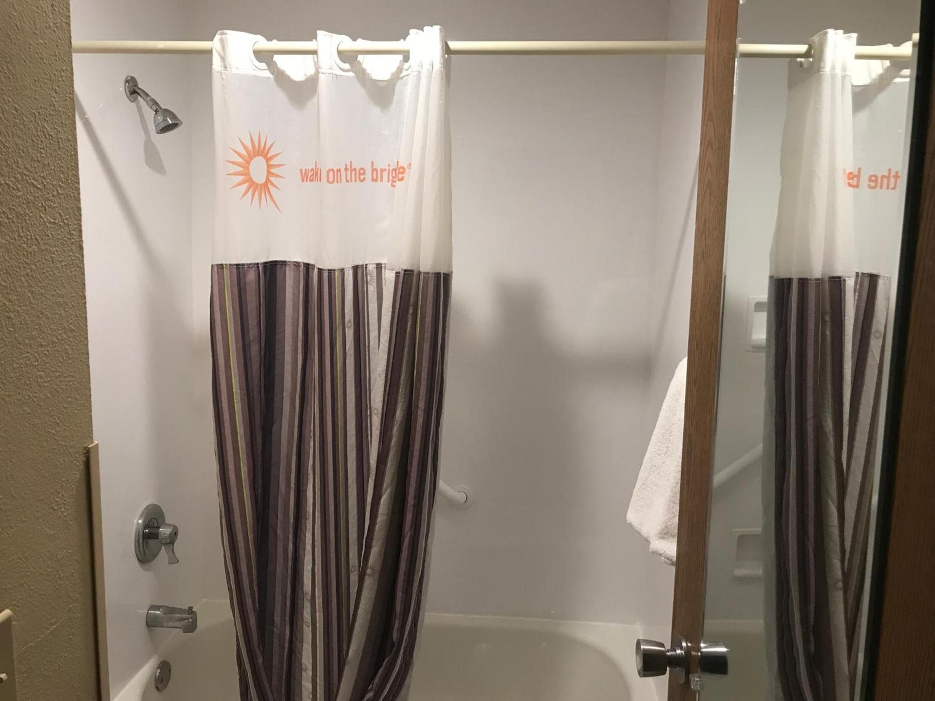 La Quinta Inn by Wyndham Indianapolis Airport Executive Dr photo 28