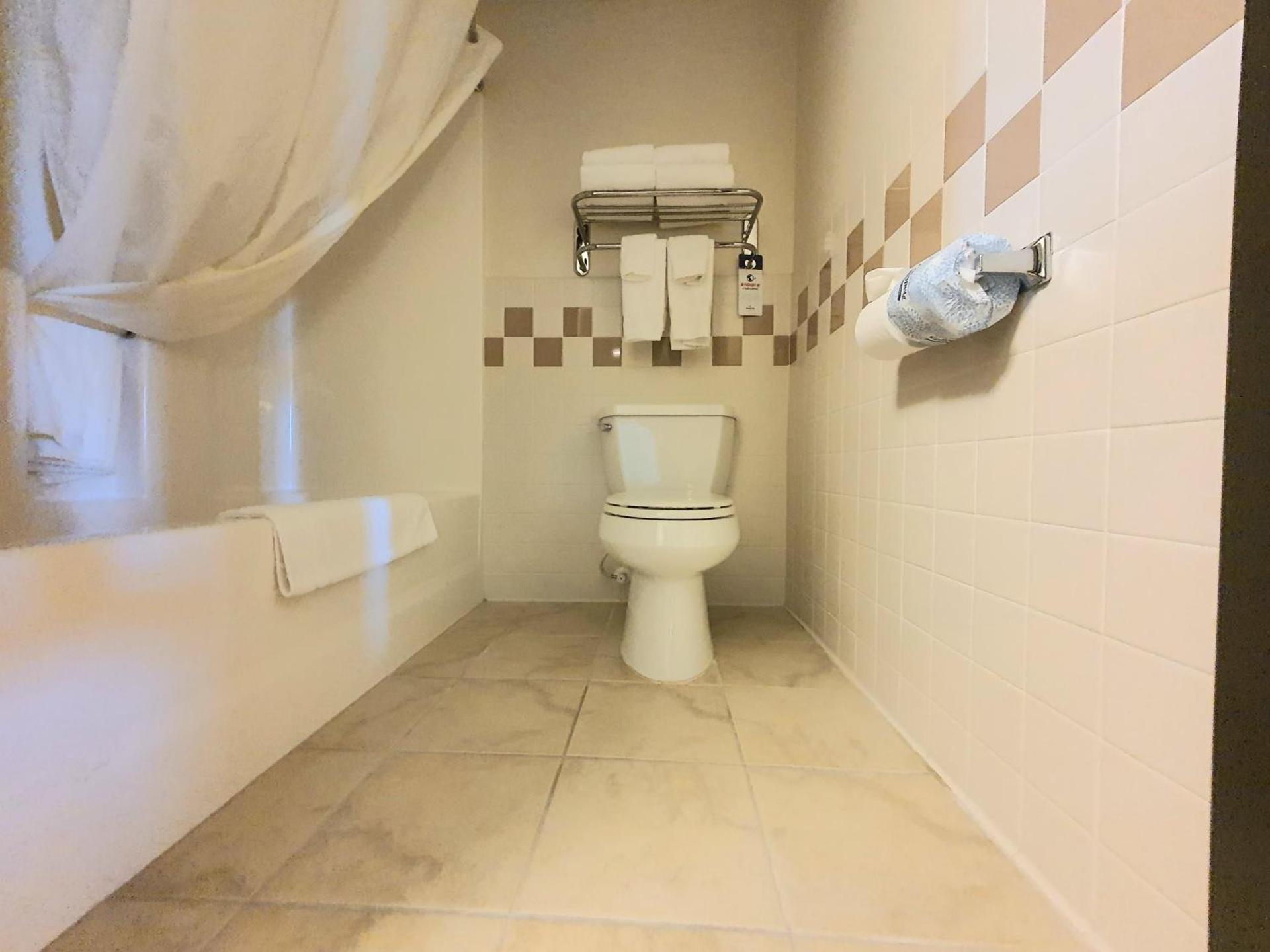 AmeriVu Inn and Suites - Waconia photo 45