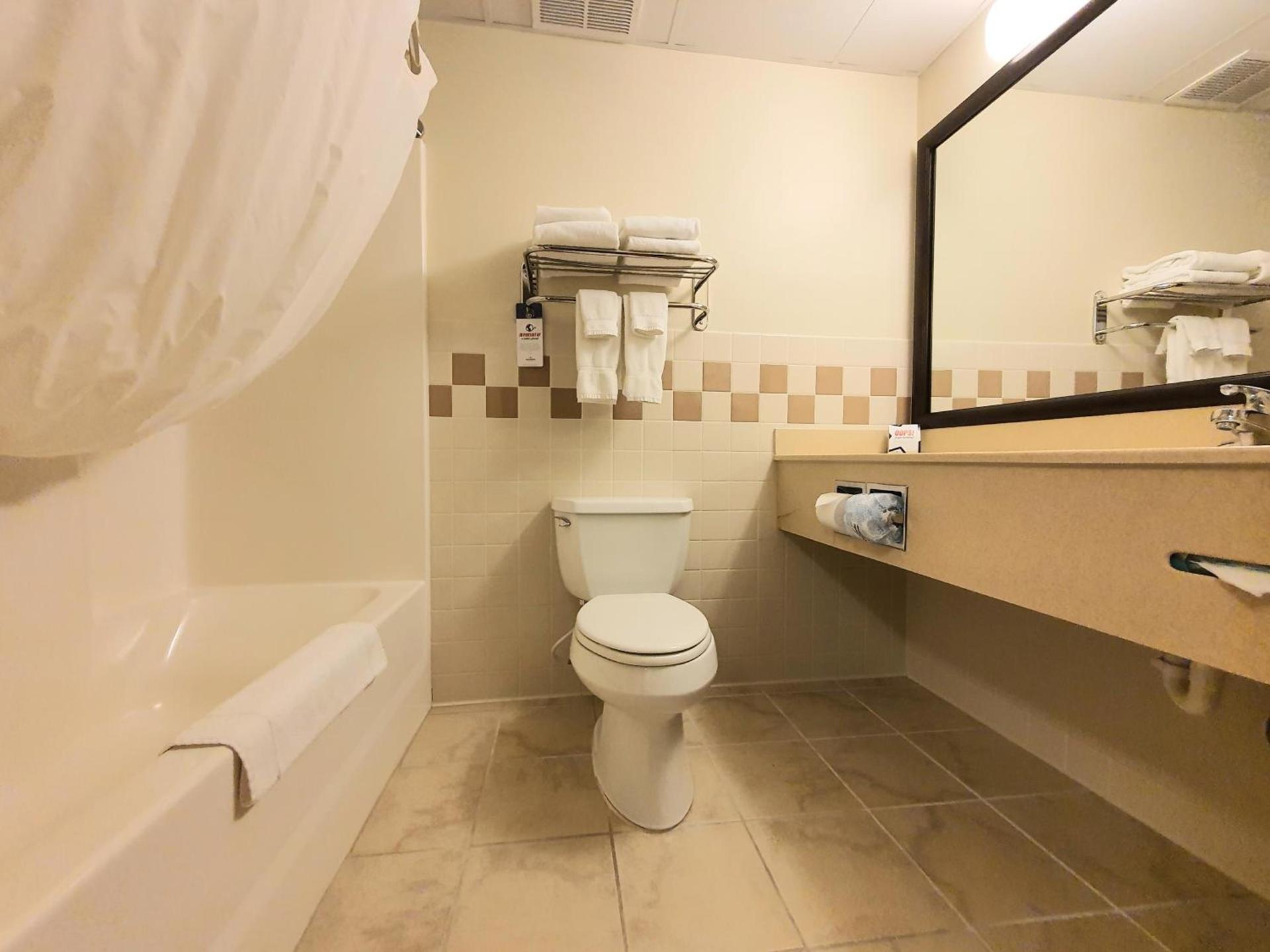 AmeriVu Inn and Suites - Waconia photo 41
