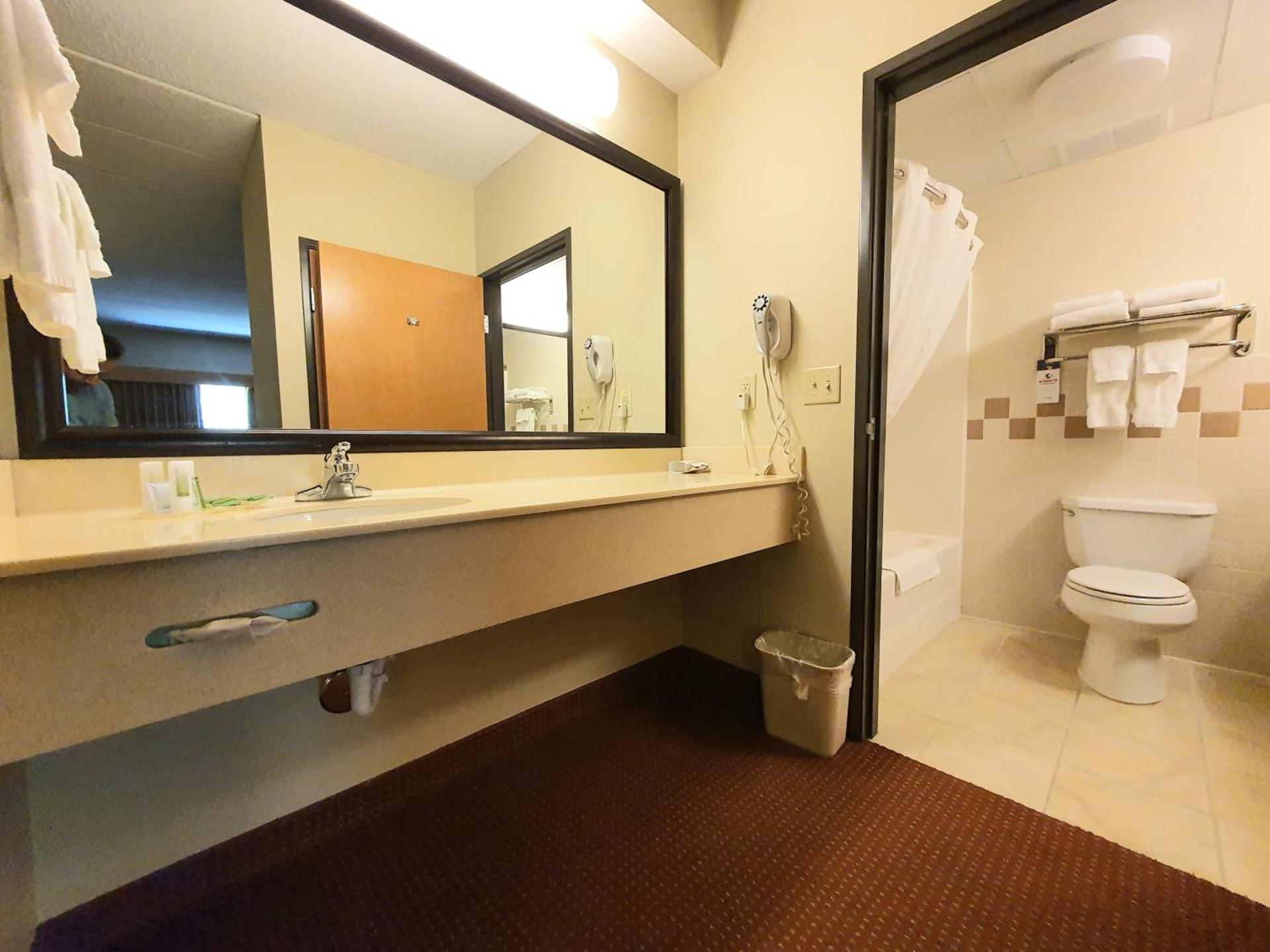 AmeriVu Inn and Suites - Waconia photo 42