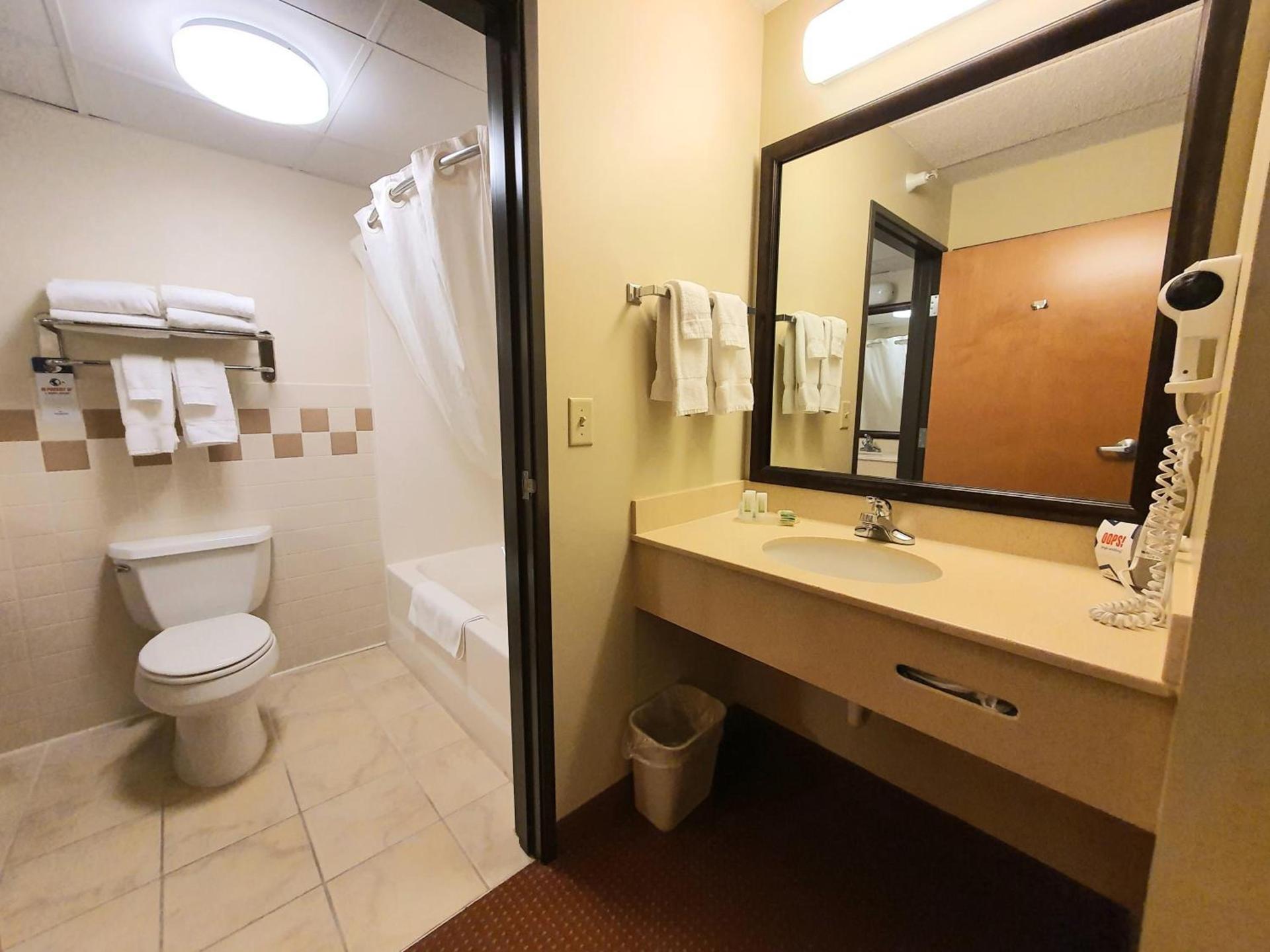 AmeriVu Inn and Suites - Waconia photo 33