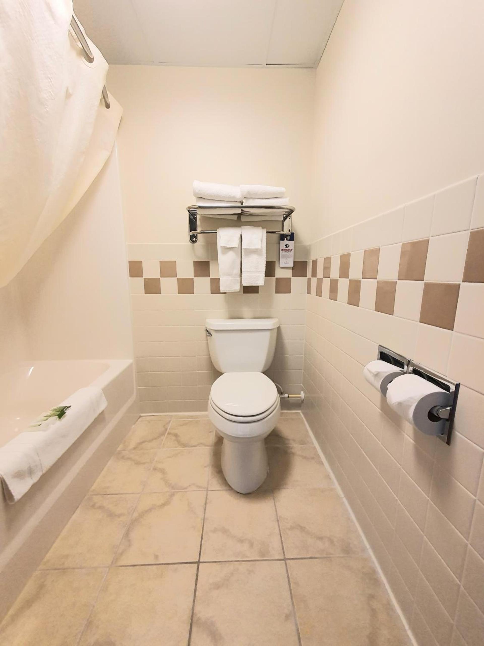AmeriVu Inn and Suites - Waconia photo 26