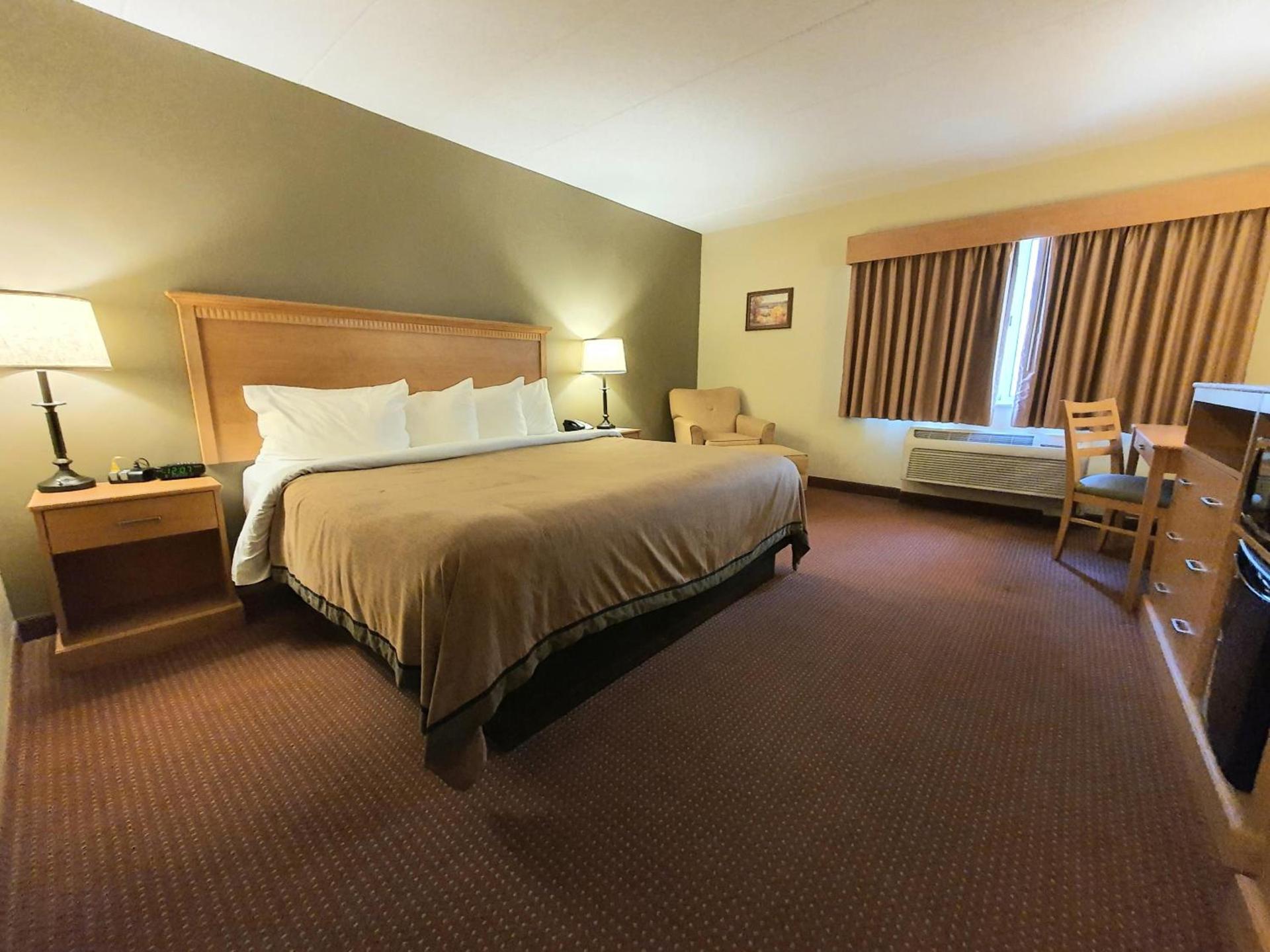 AmeriVu Inn and Suites - Waconia photo 11