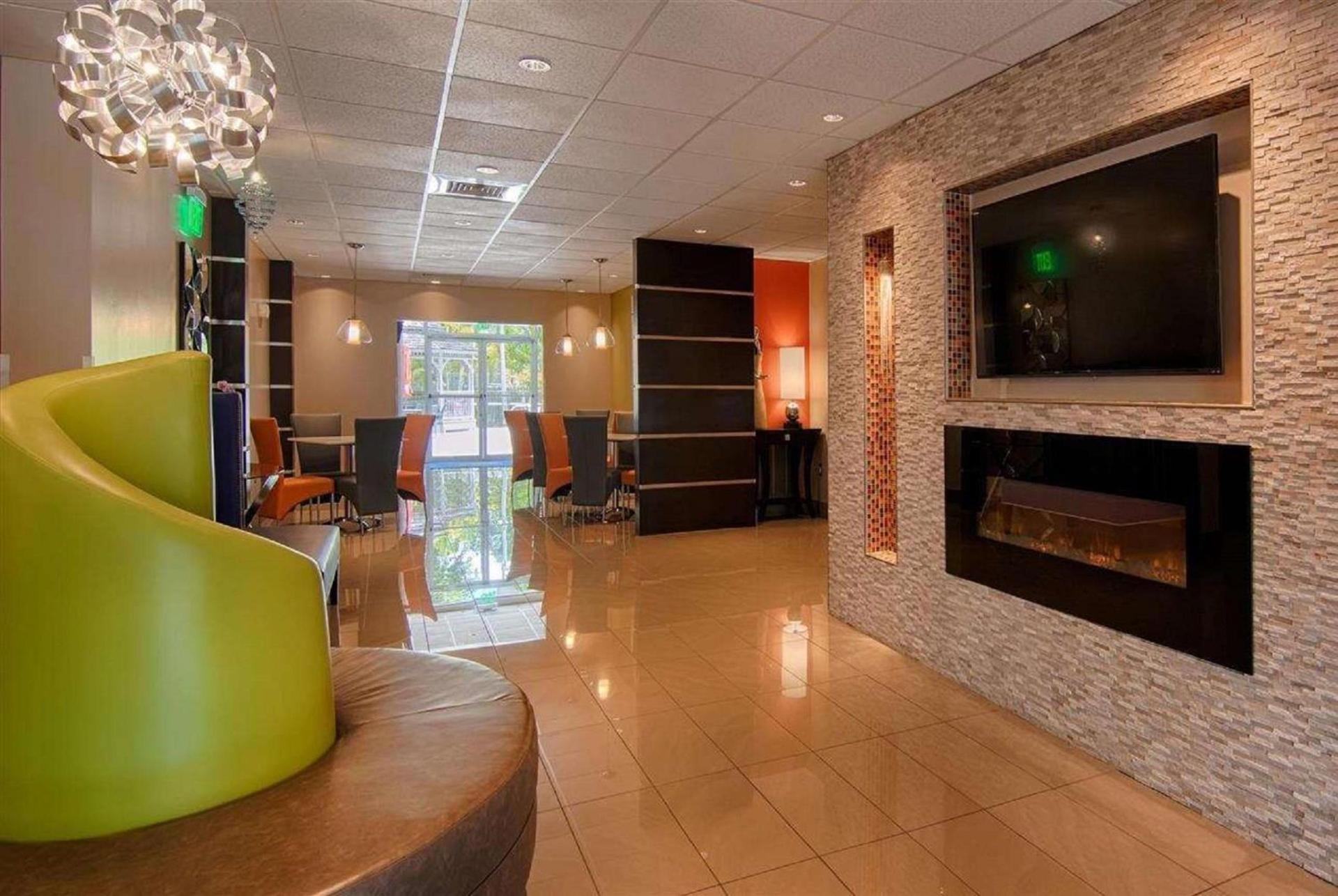 Days Inn & Suites by Wyndham Bonita Springs North Naples photo 8