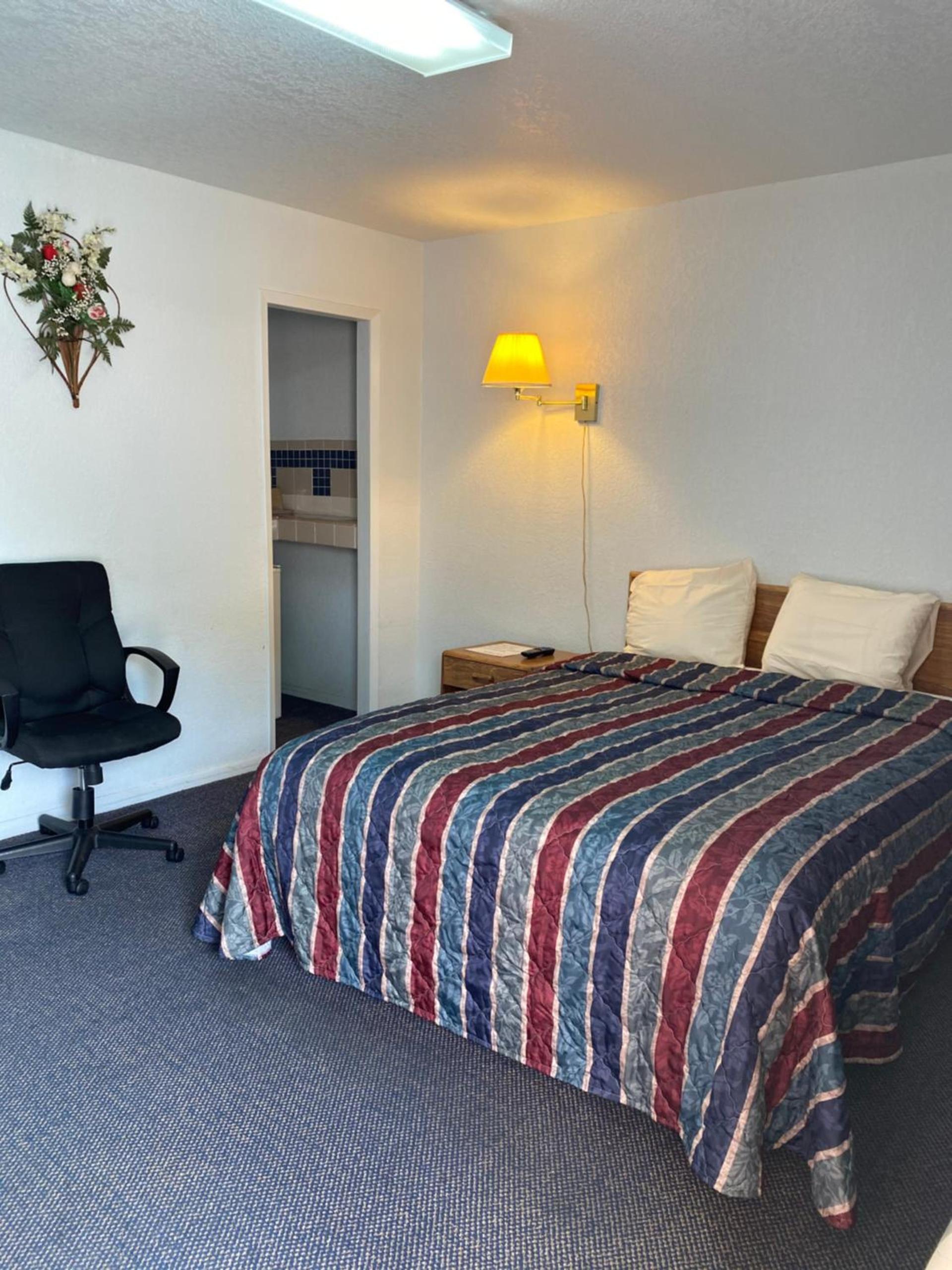 Regency Inn Comanche photo 27