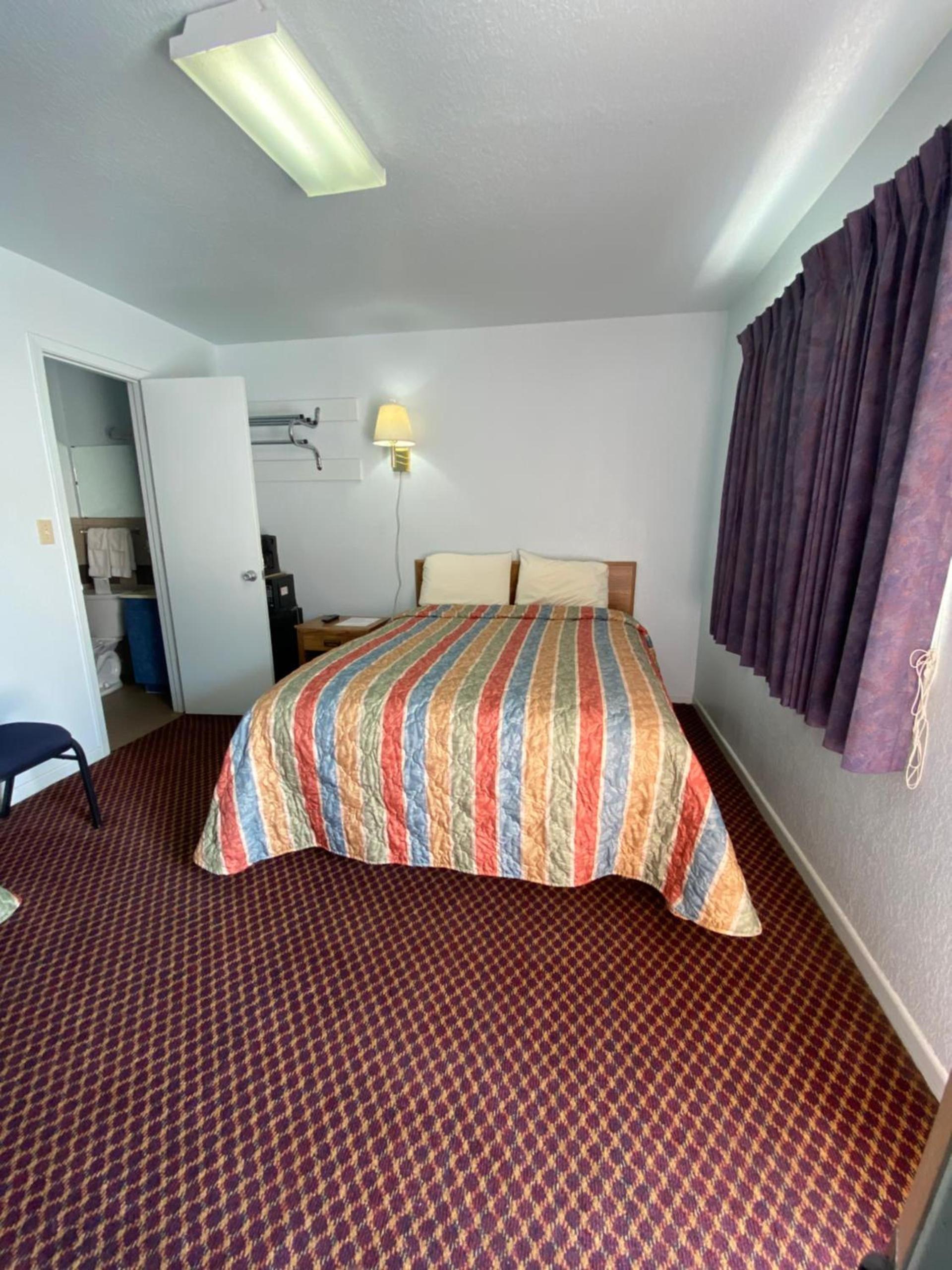 Regency Inn Comanche photo 35