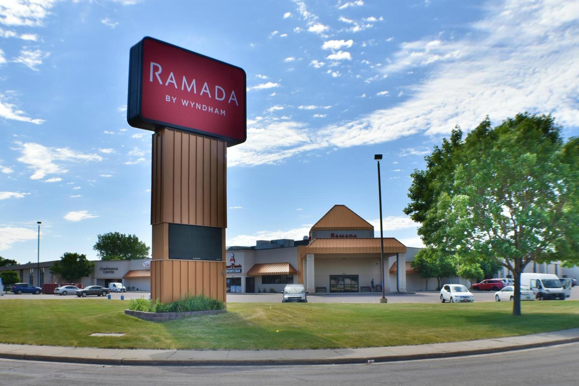Ramada by Wyndham Sioux Falls Airport - Waterpark Resort & Event Center — hotel in Sioux Falls