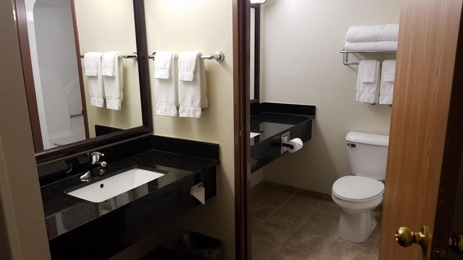 AmericInn by Wyndham Rhinelander photo 6